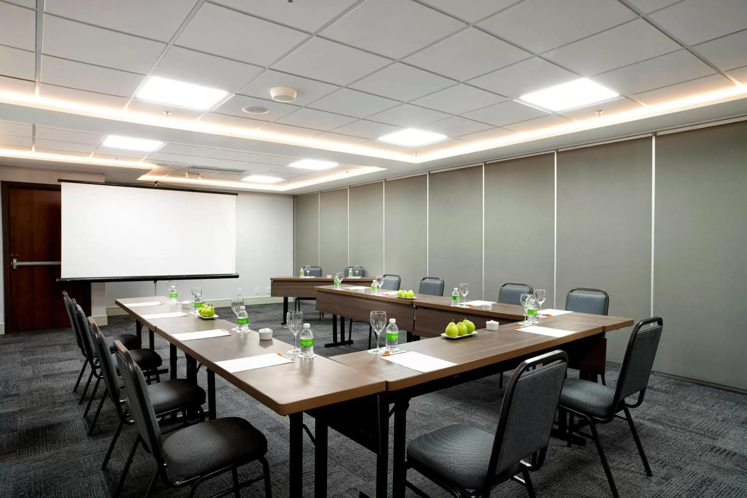 Meeting/conference room in Courtyard by Marriott Rio de Janeiro Barra da Tijuca