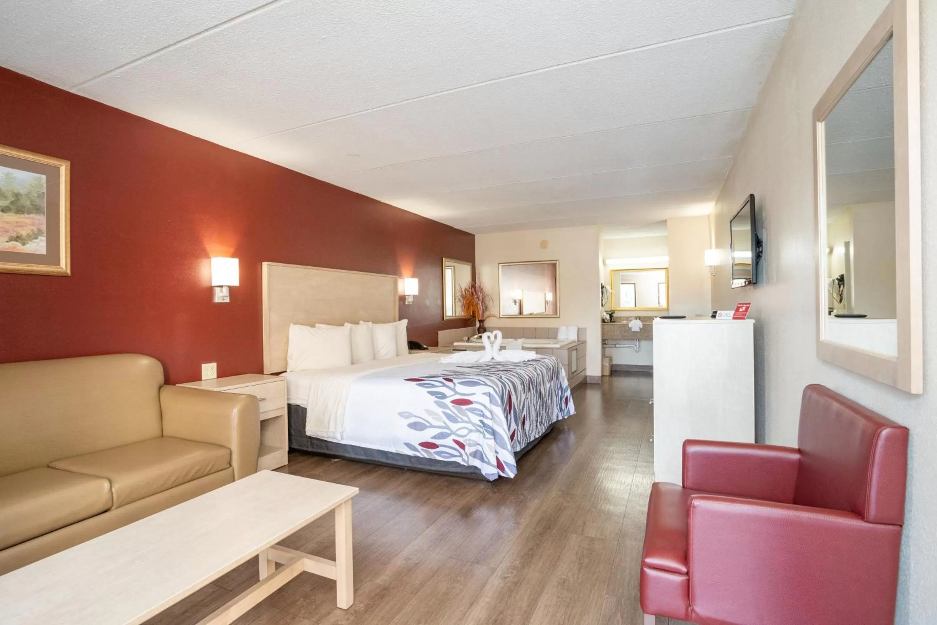 Photo of the whole room, Bed in Red Roof Inn & Suites Pigeon Forge Parkway