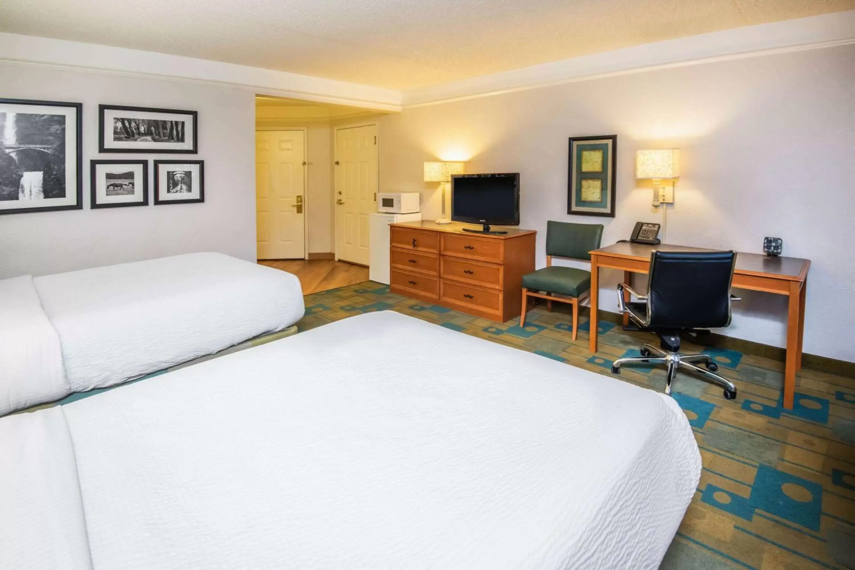 Photo of the whole room, Bed in La Quinta by Wyndham Colorado Springs South Airport