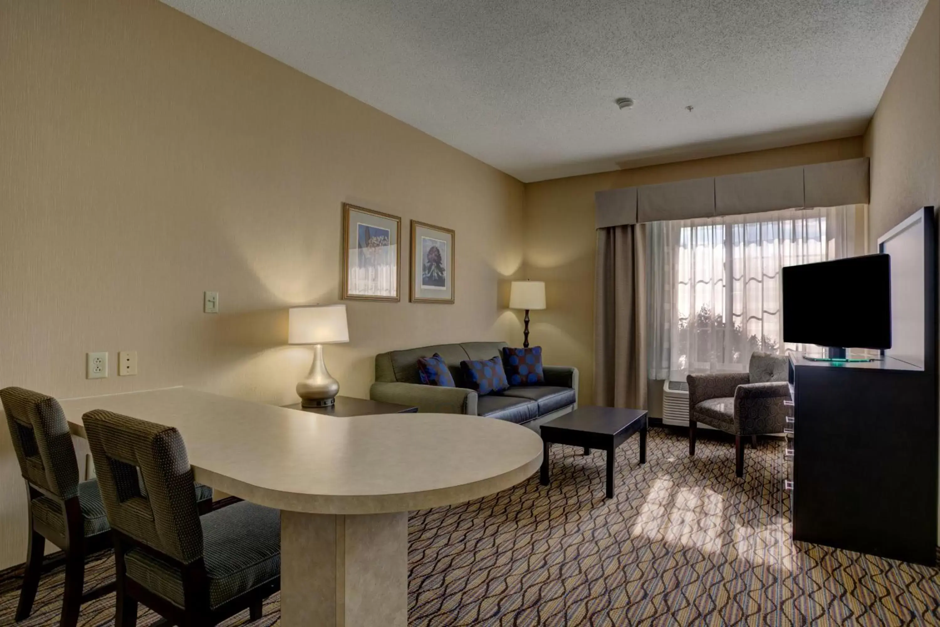 Photo of the whole room, Seating Area in Holiday Inn Milwaukee Airport, an IHG Hotel