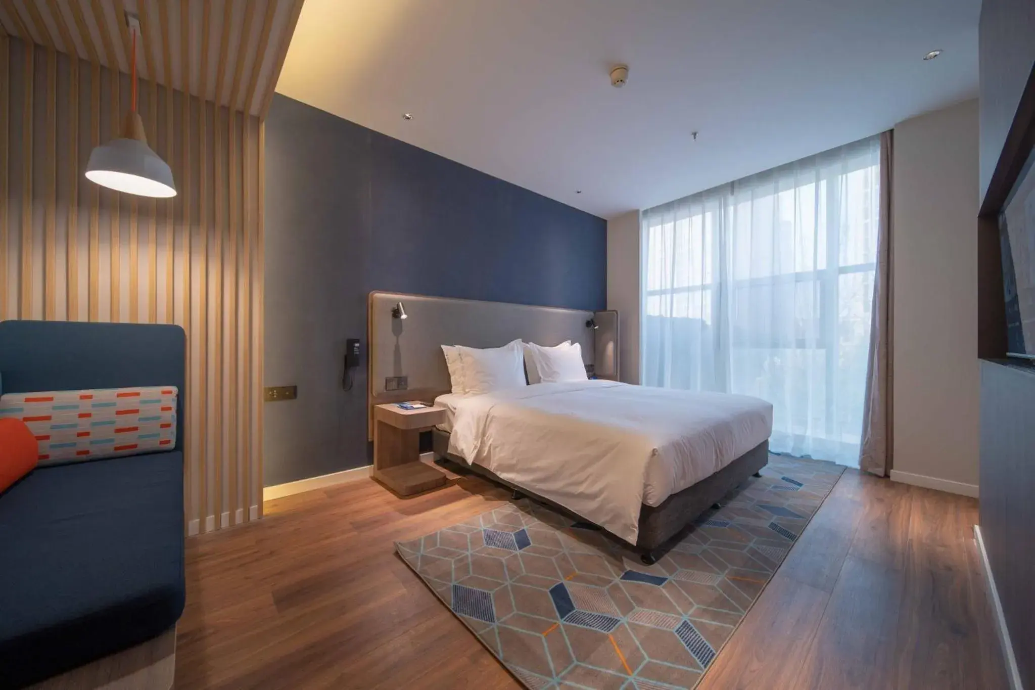 Photo of the whole room, Bed in Holiday Inn Express Zhengzhou Guancheng, an IHG Hotel