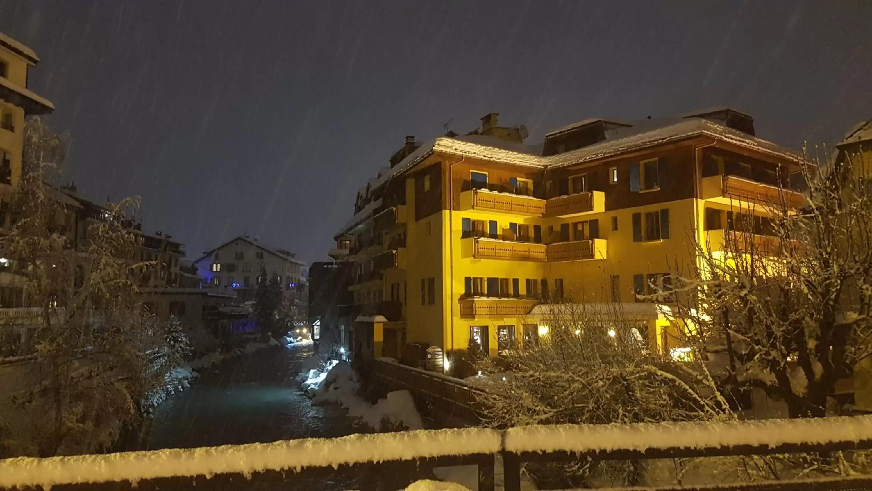 Winter in Les Gourmets - Chalet Hotel