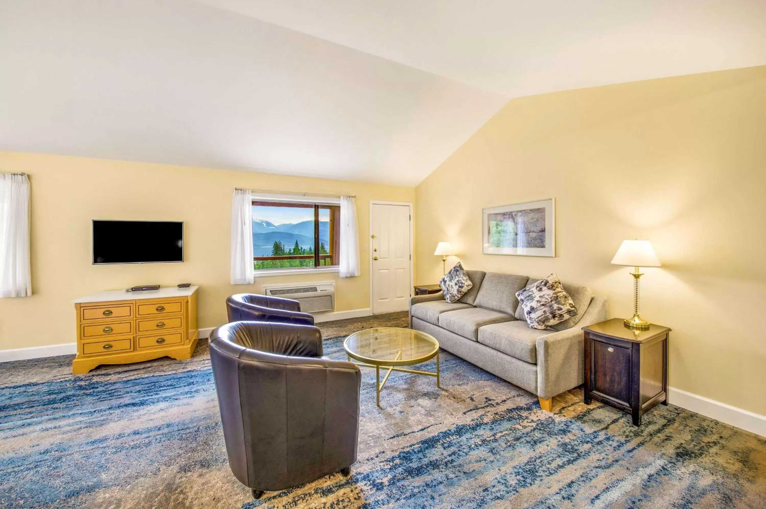 Photo of the whole room, Seating Area in Kootenay Lakeview Resort BW Signature Collection