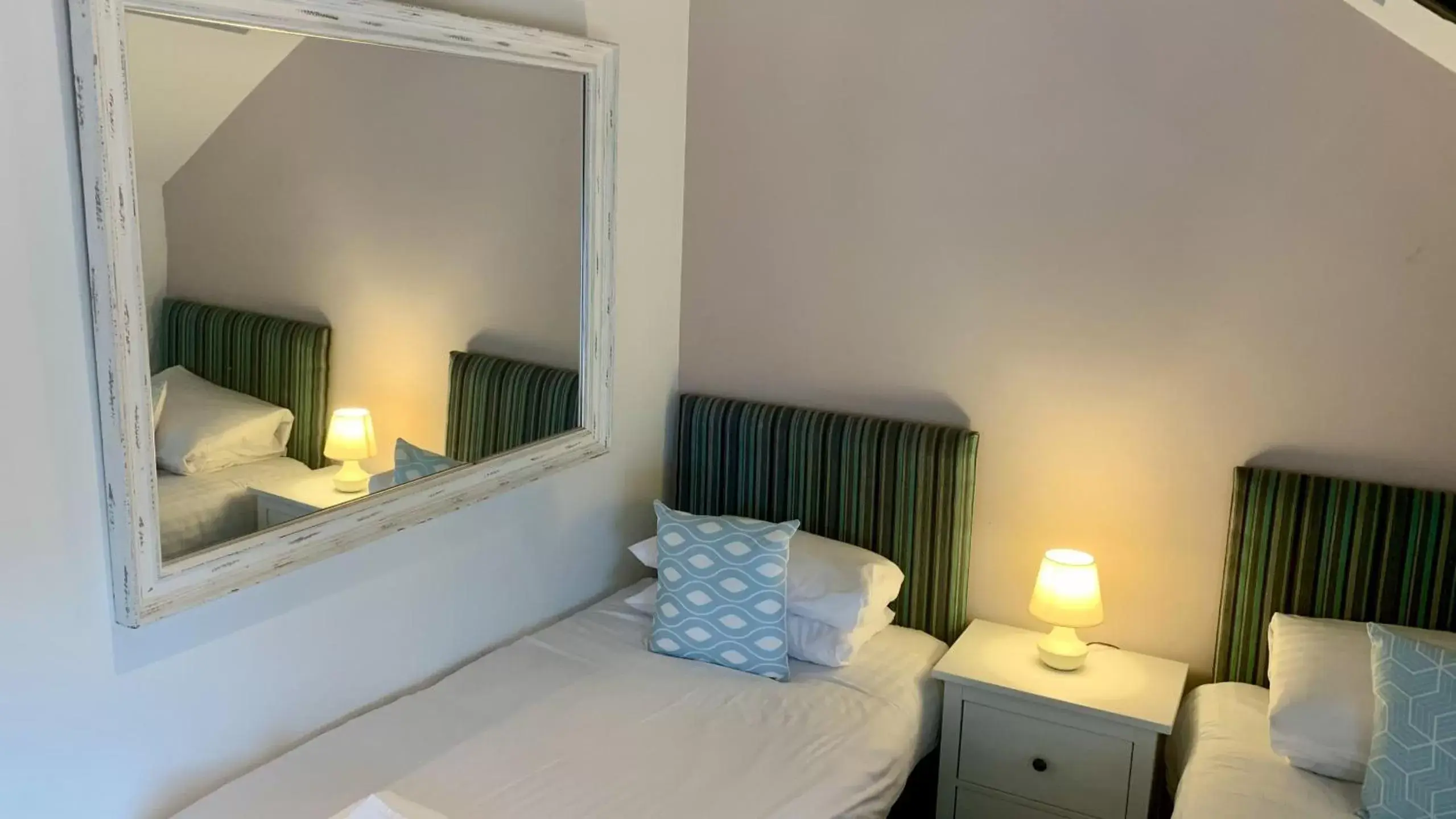 Twin Room with Shower in Cape Cornwall Club