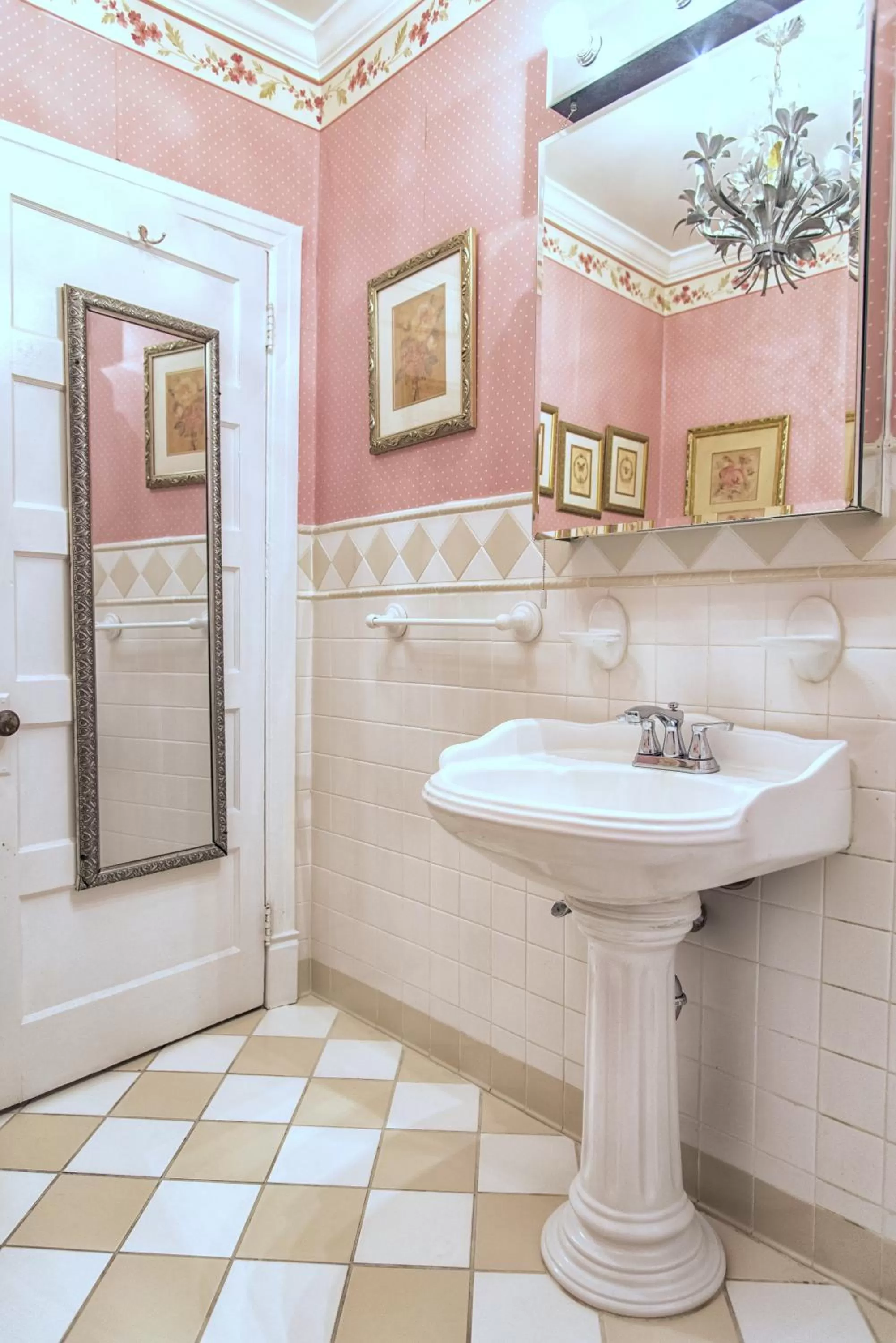 Bathroom in La Reserve Bed and Breakfast