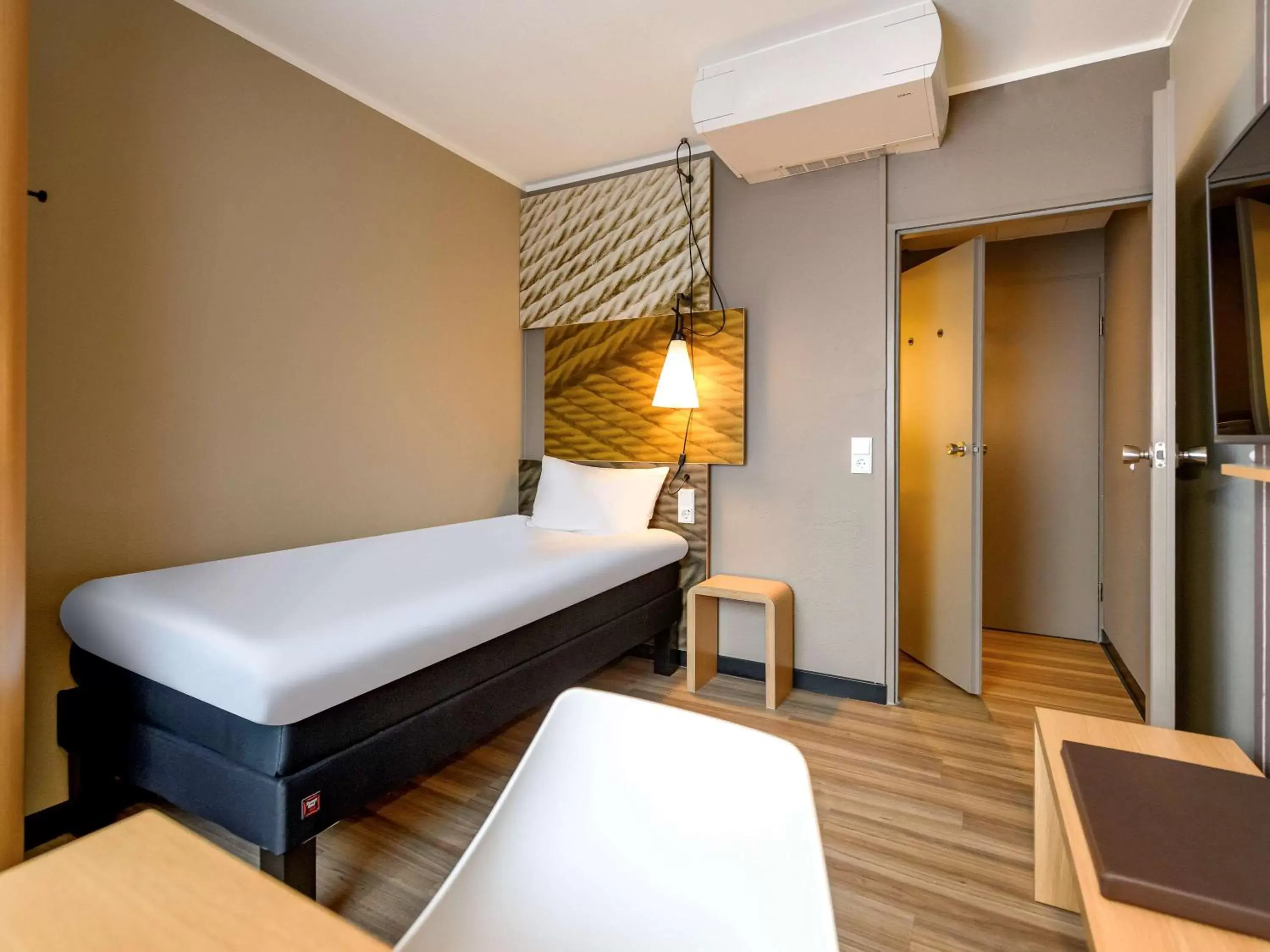 Photo of the whole room, Bed in ibis Mainz City