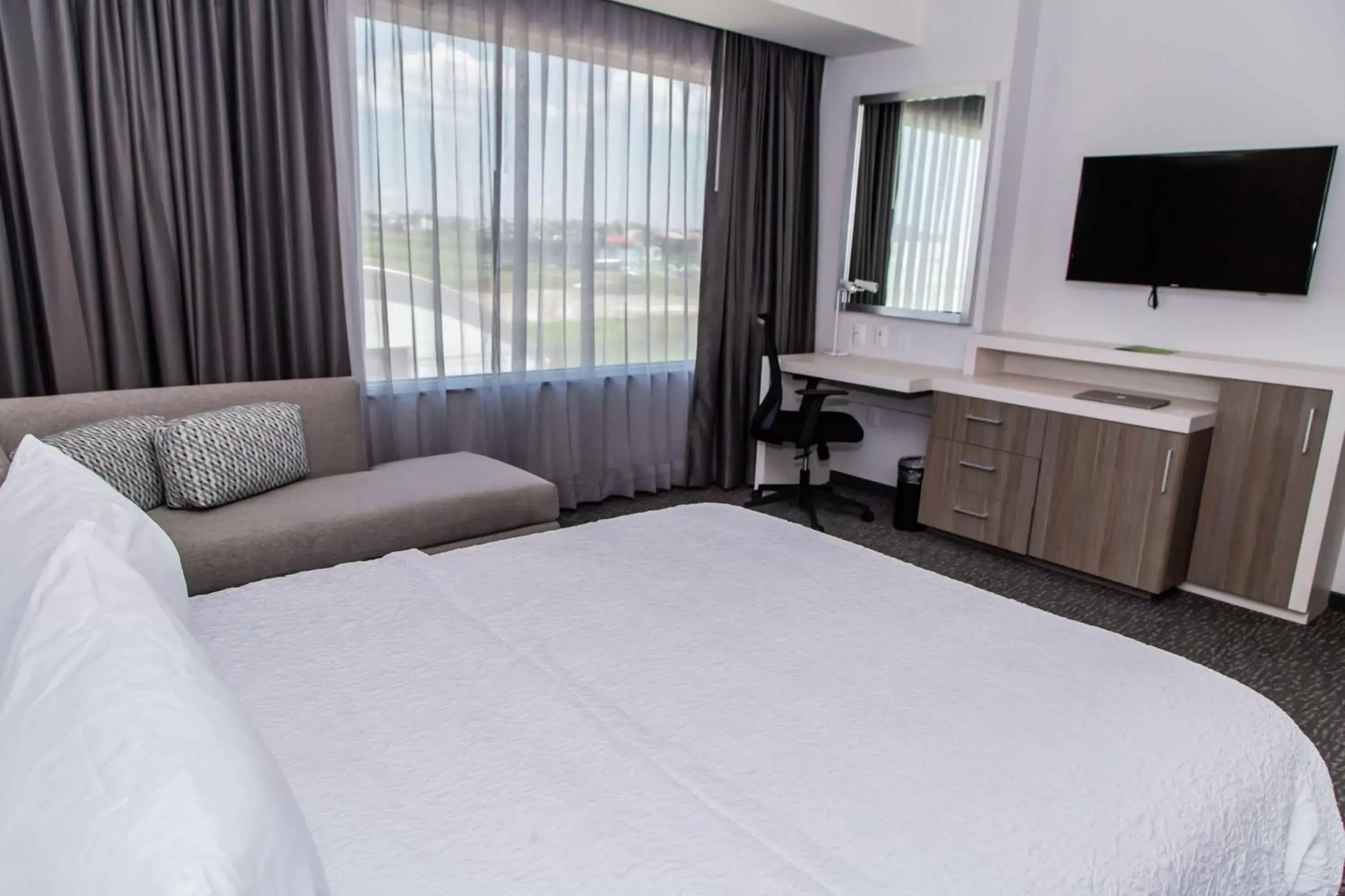 Bedroom, Bed in Hampton Inn & Suites By Hilton Puebla