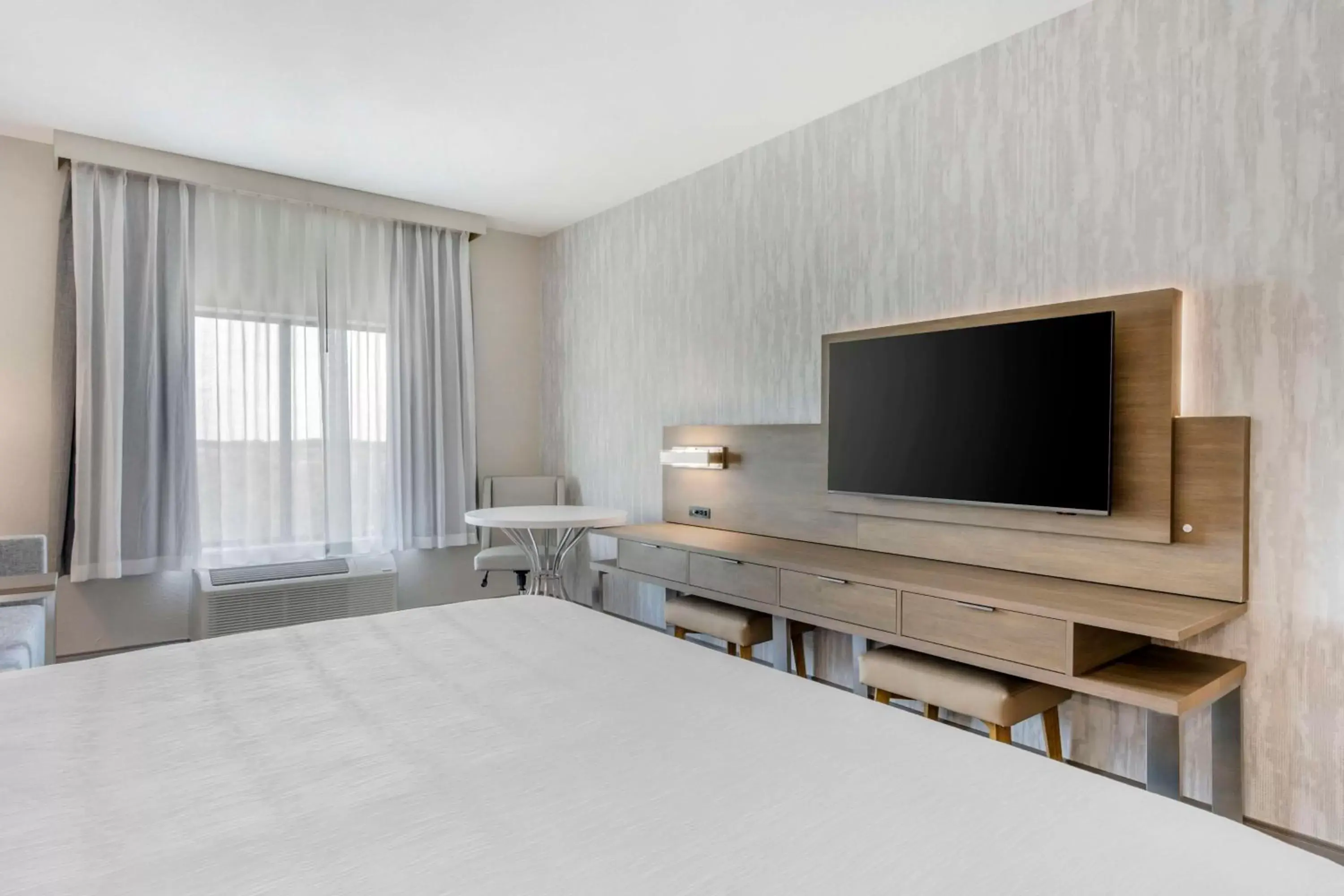 Bedroom, TV/Entertainment Center in Best Western Plus Winter Haven Inn & Suites