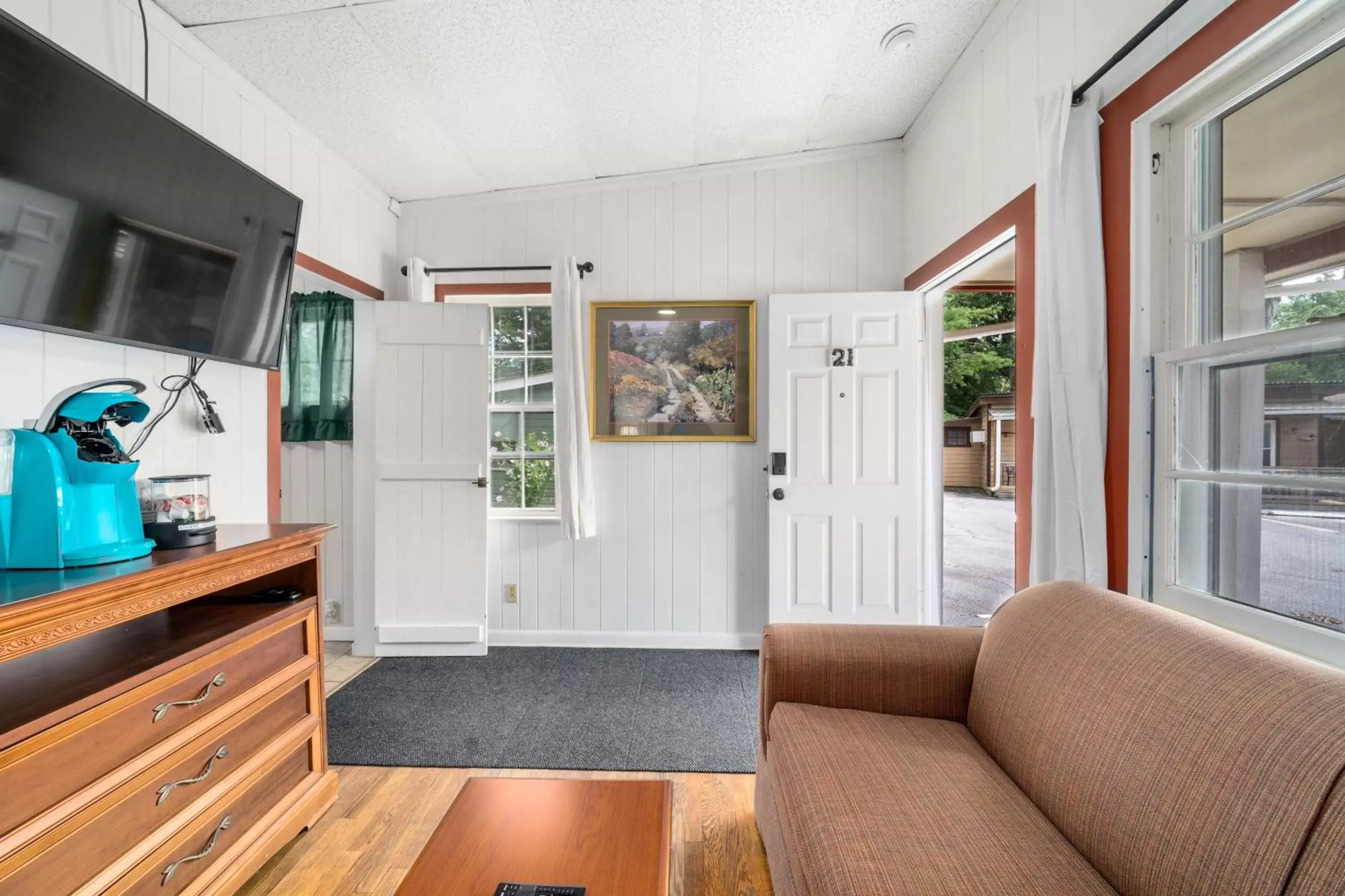 TV and multimedia, Seating Area in CedarWood Inn