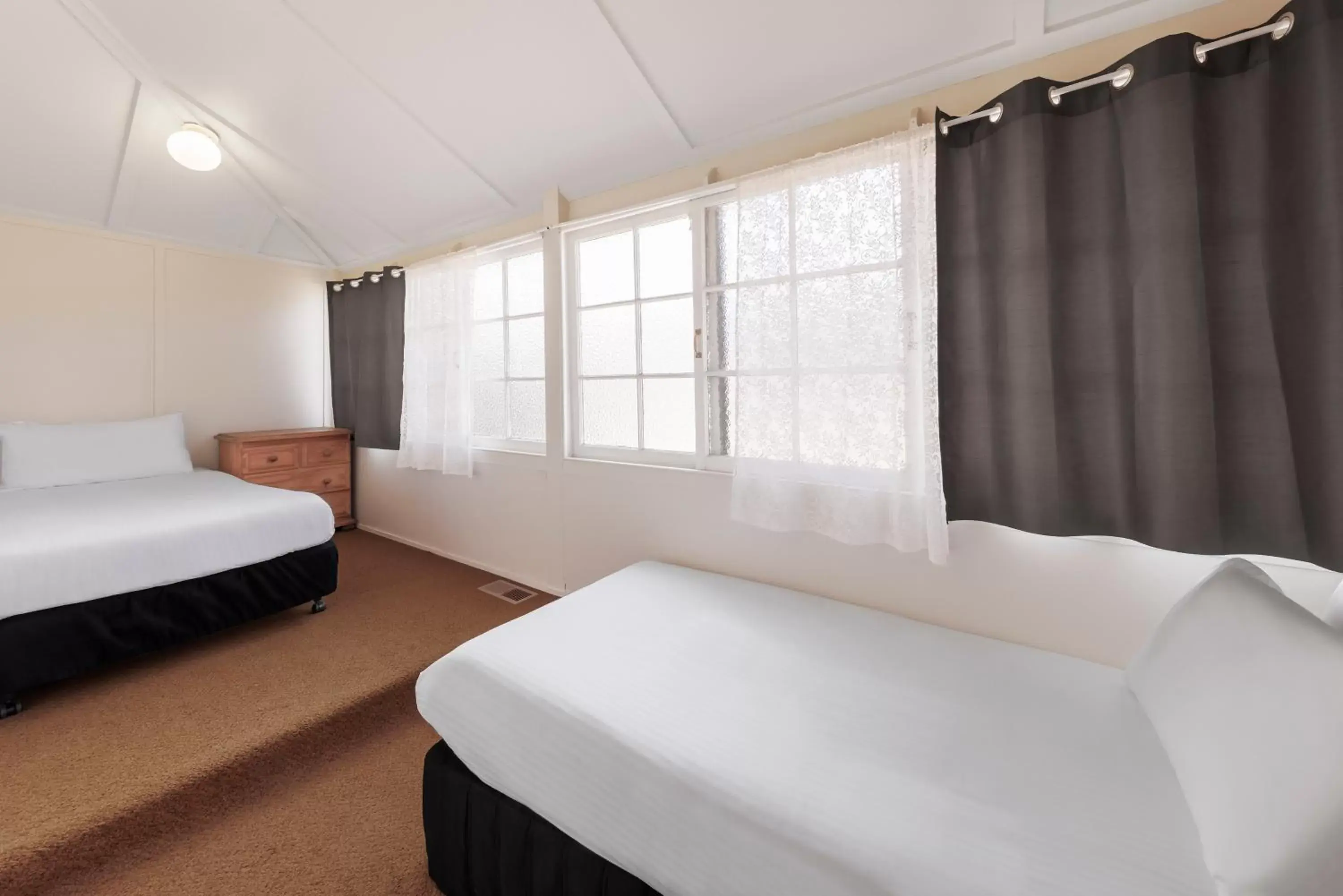 Bedroom, Bed in Hotel Blue & Cottages Katoomba