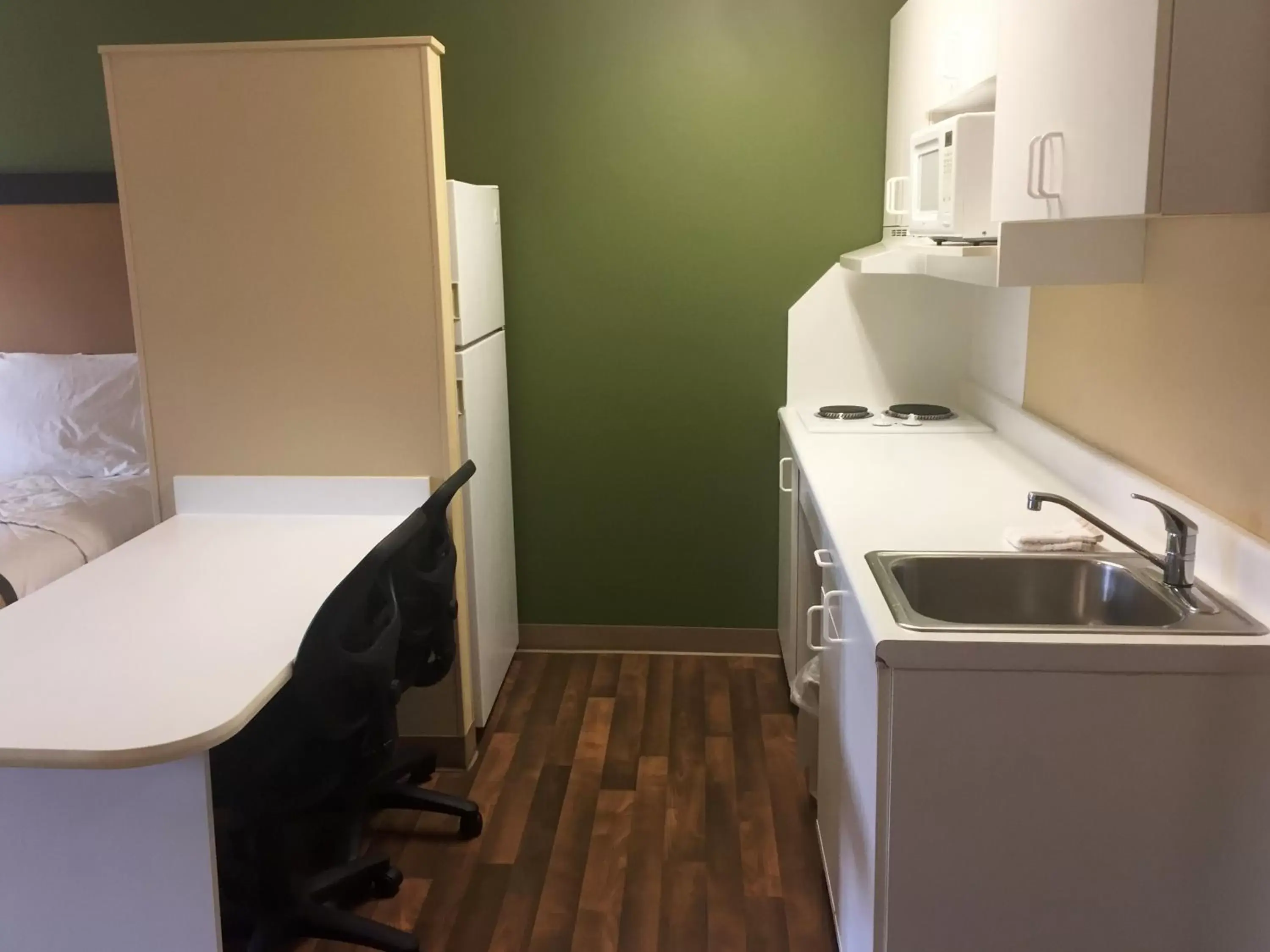 Kitchen or kitchenette, Kitchen/Kitchenette in Extended Stay America Select Suites - Chicago - Naperville - West