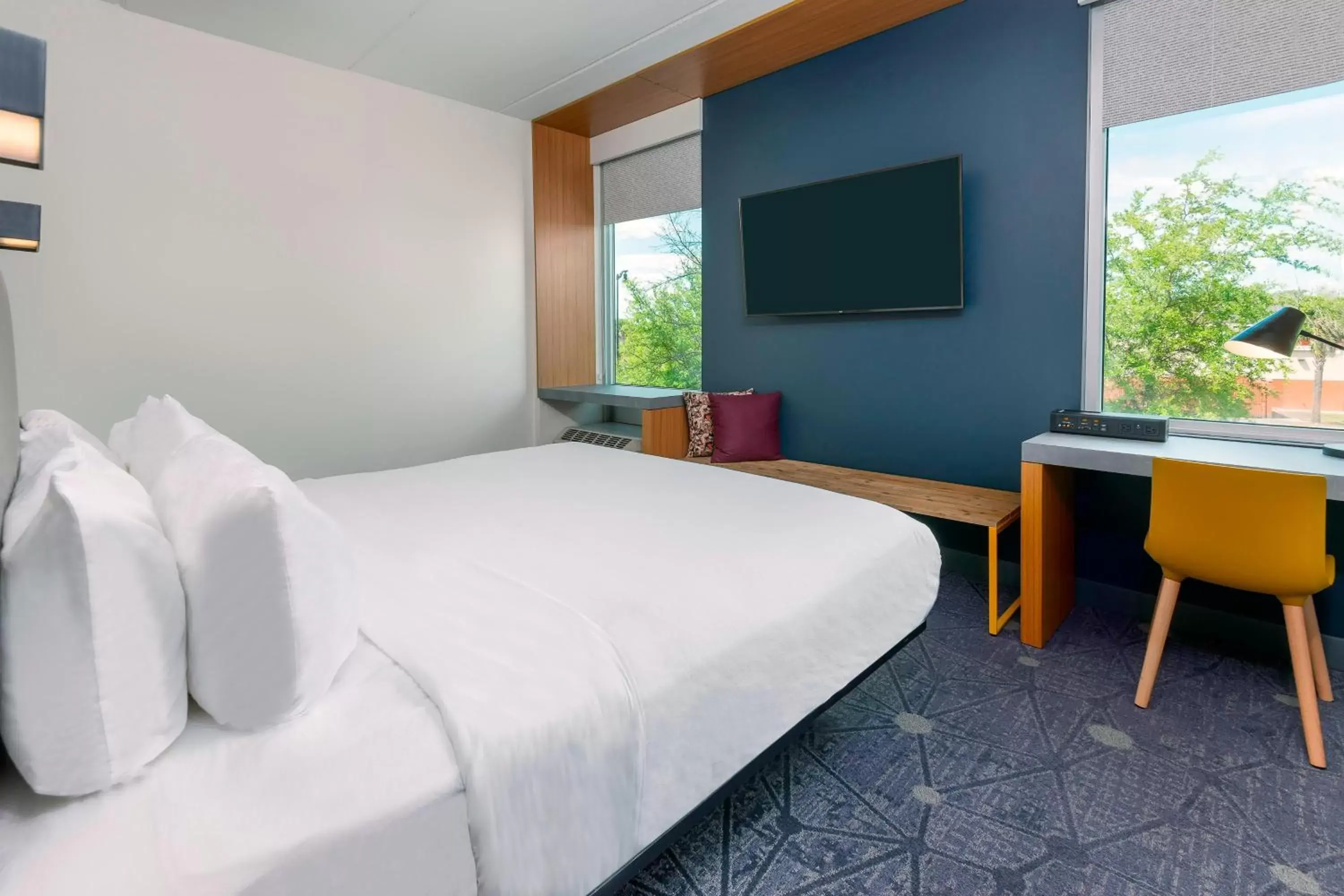 Photo of the whole room, Bed in Aloft Jacksonville Airport