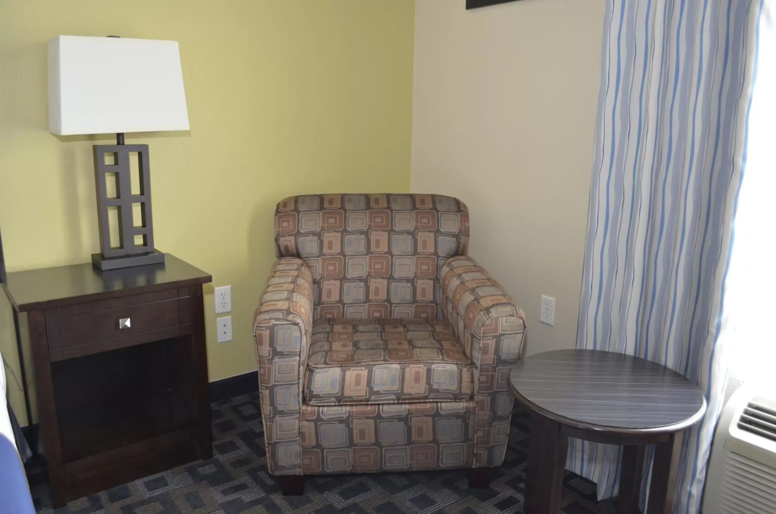 Photo of the whole room, Seating Area in Super 8 by Wyndham Irving/DFW Apt/North