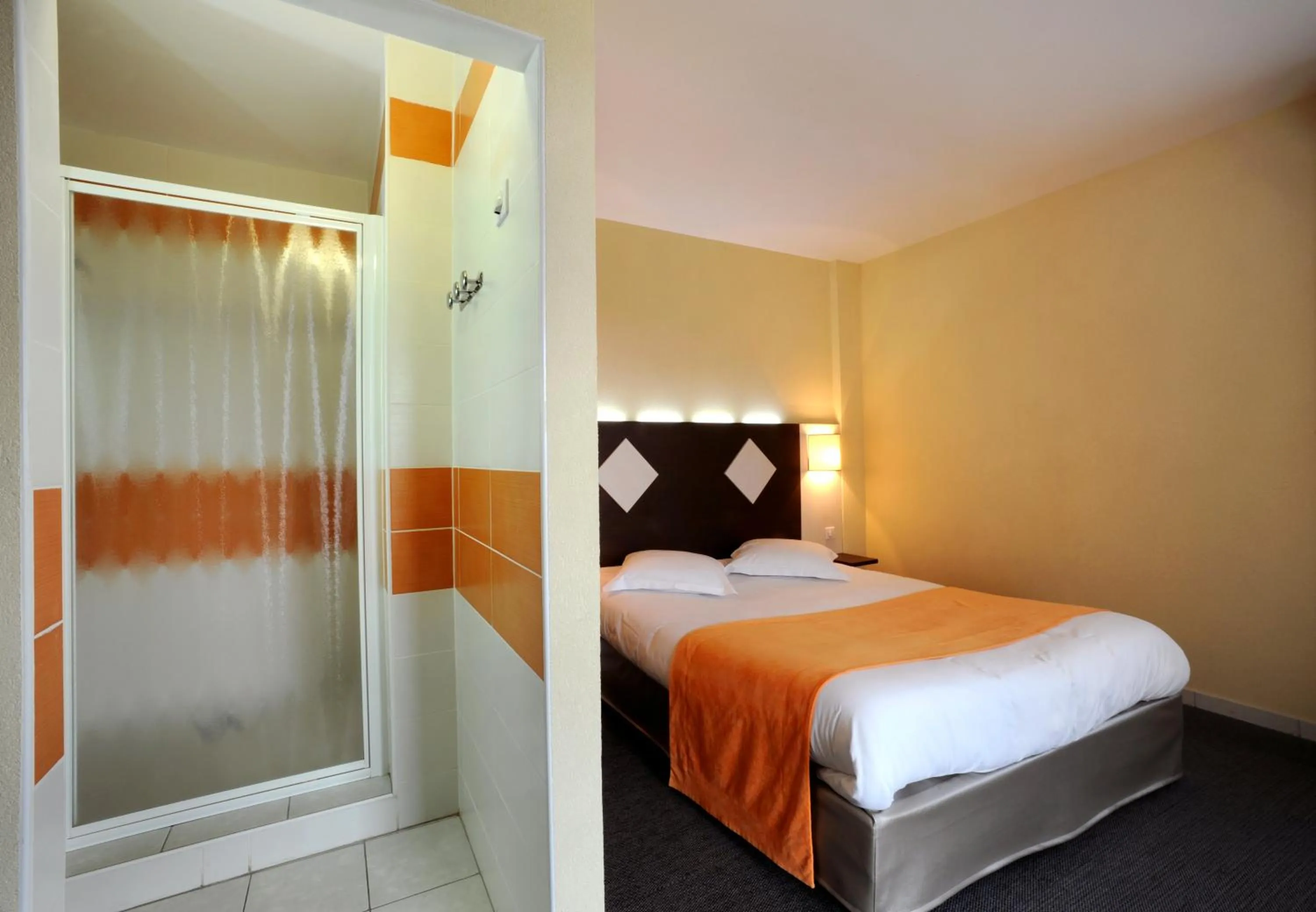 Shower, Bed in Comfort Hotel Saintes