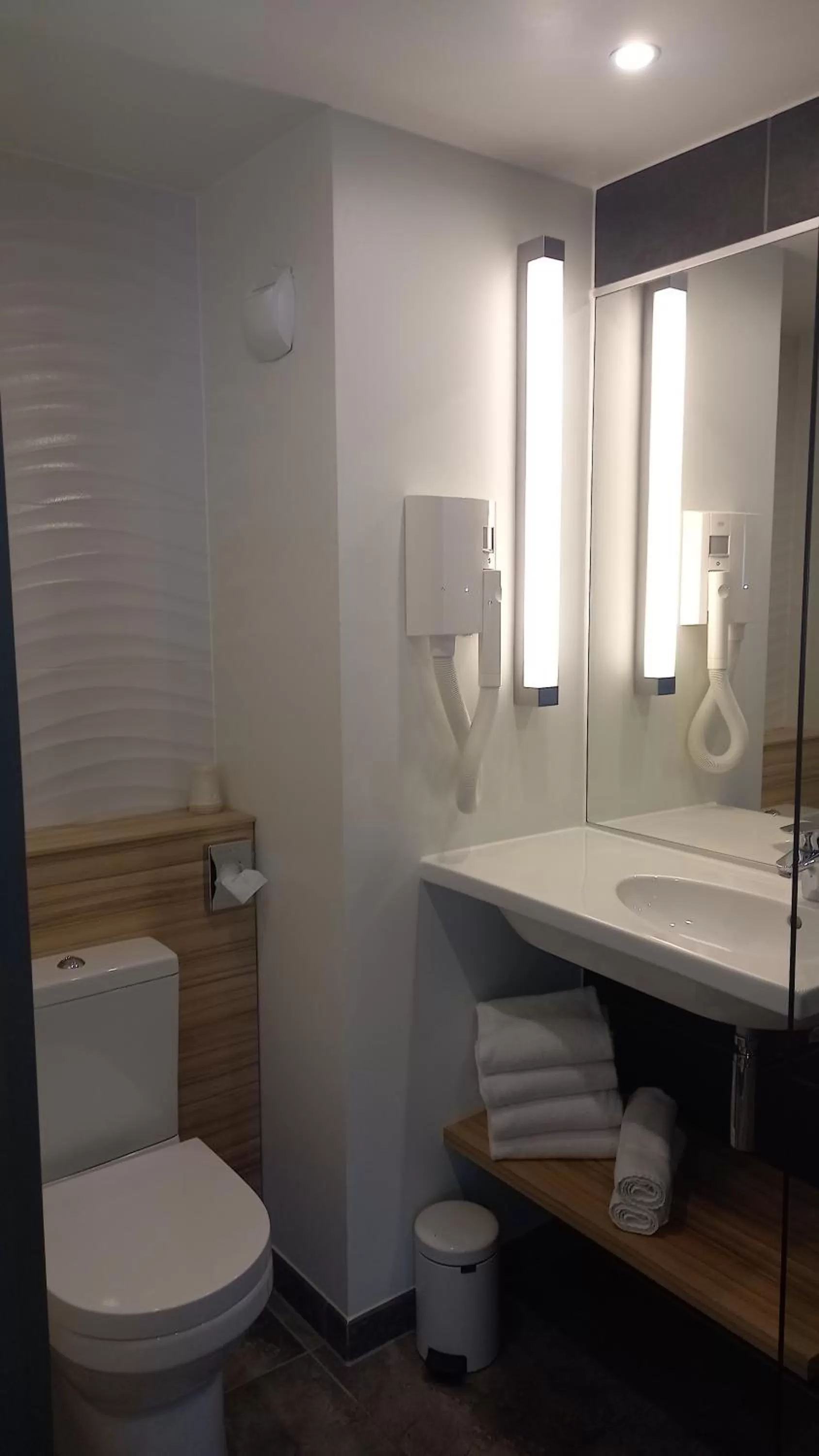 Bathroom in Campanile Le Mans Centre - Gare