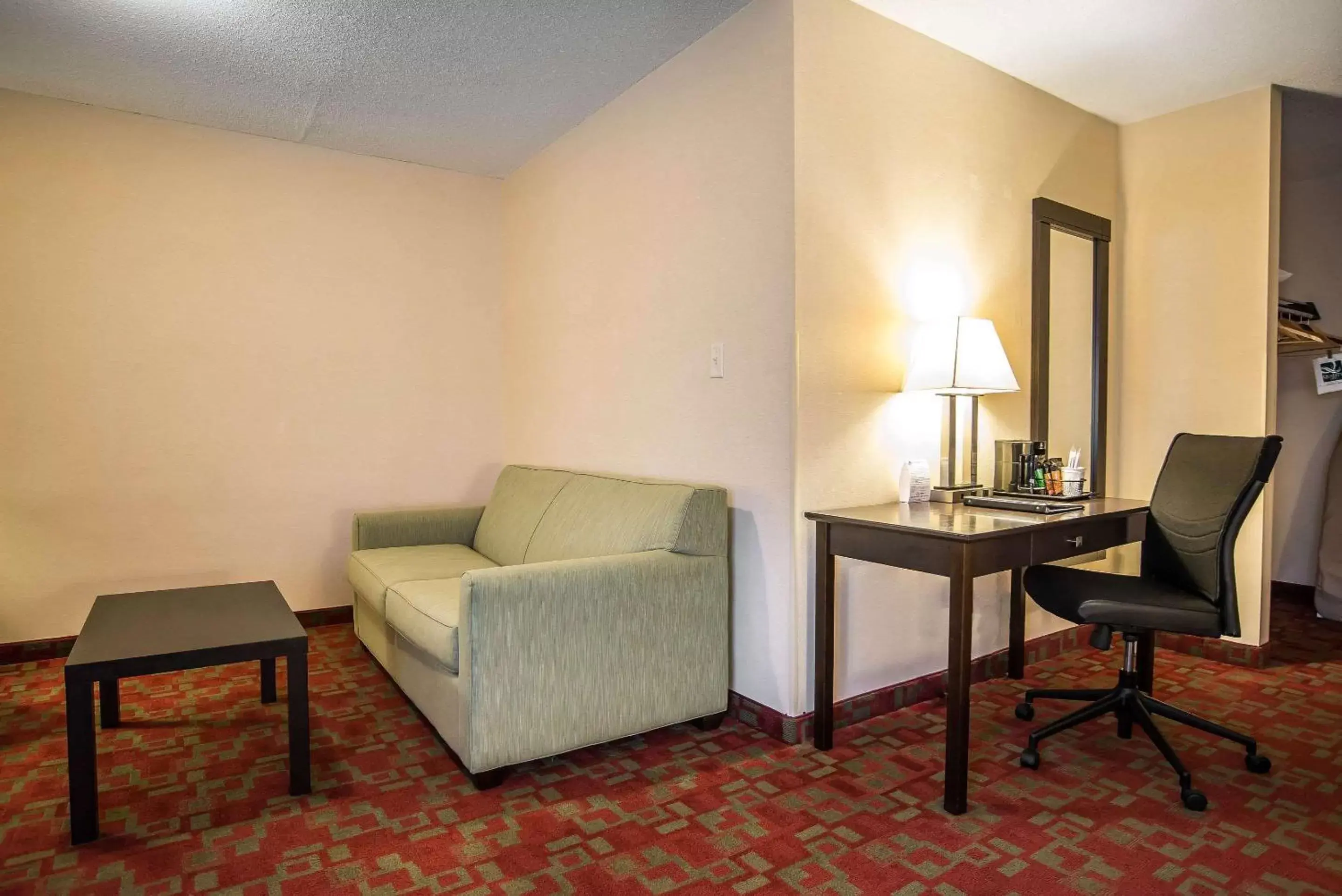 Photo of the whole room, Seating Area in Quality Inn Shelburne - Burlington