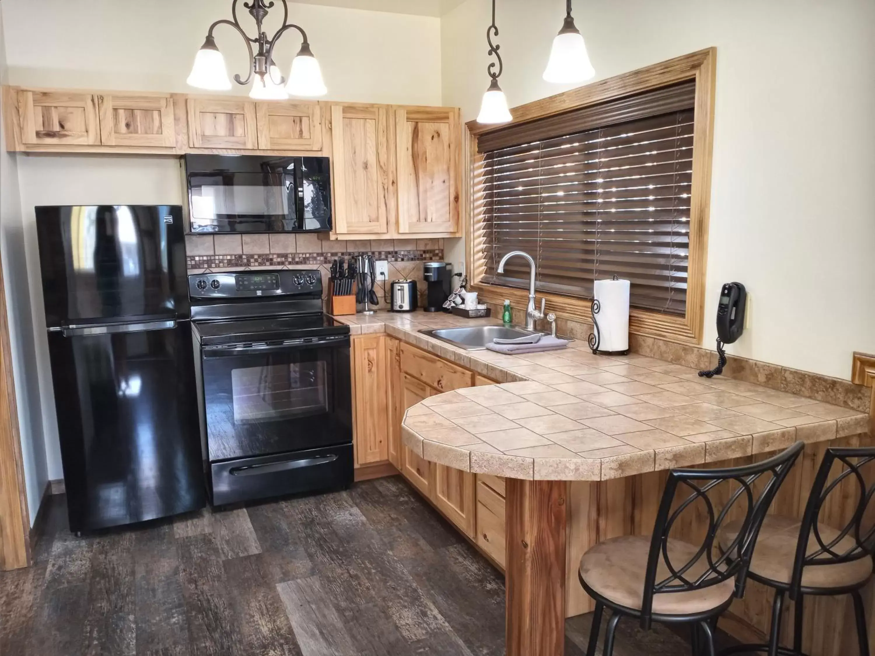 Kitchen/Kitchenette in Yellowstone Riverside Cottages