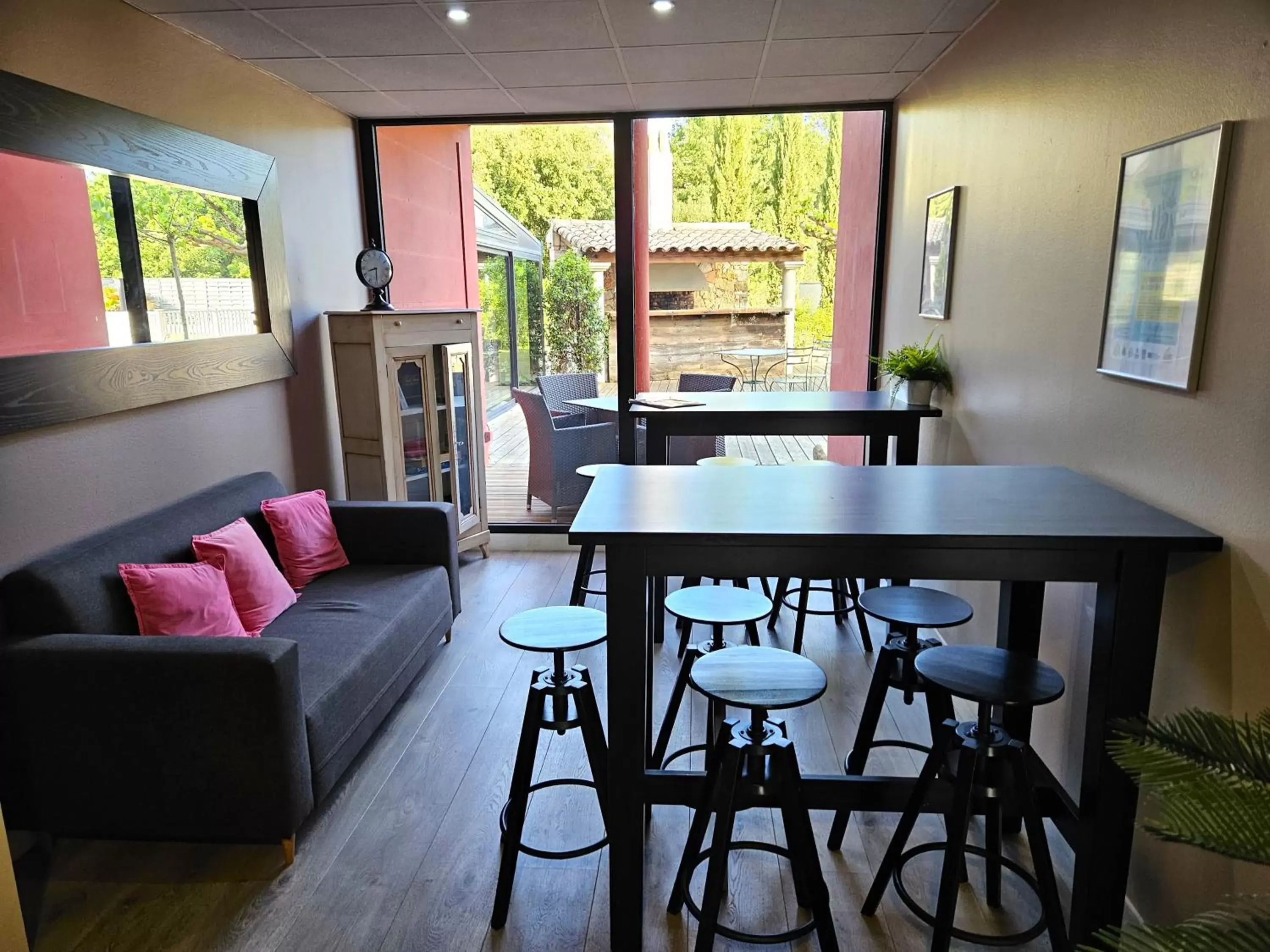 Seating area in Best Western Terre de Provence