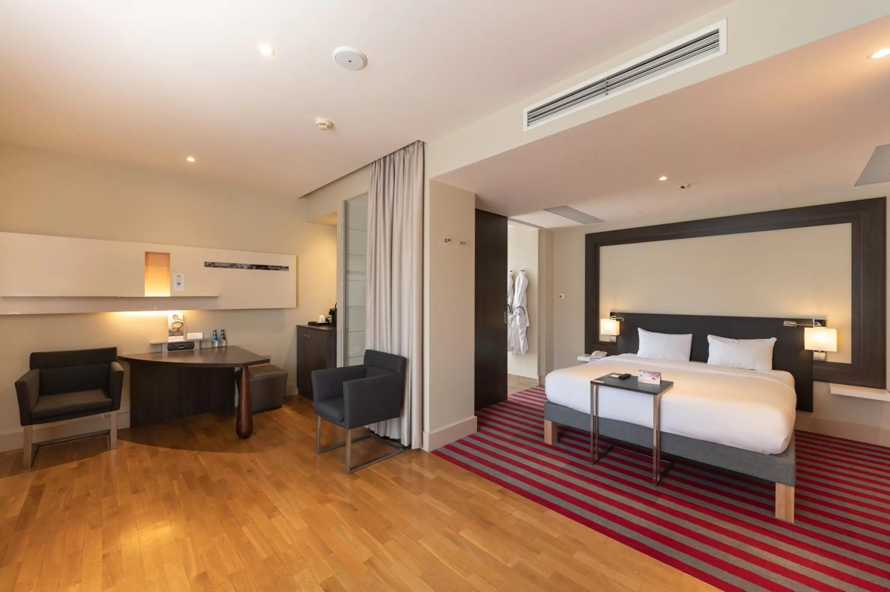 Shower, Bed in Mercure Warszawa Grand