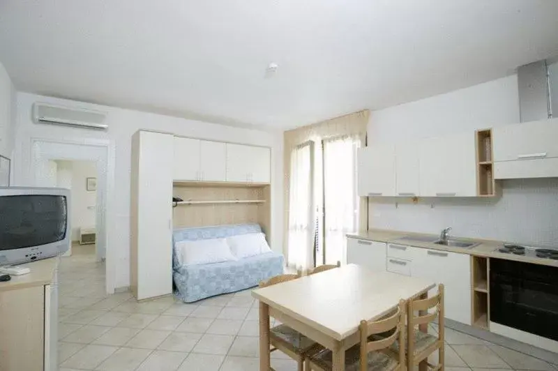 Living room, Kitchen/Kitchenette in Residence Riva Blu