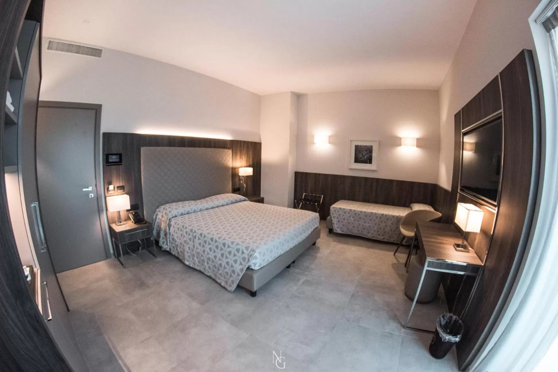 TV and multimedia, Bed in Hotel Kuma