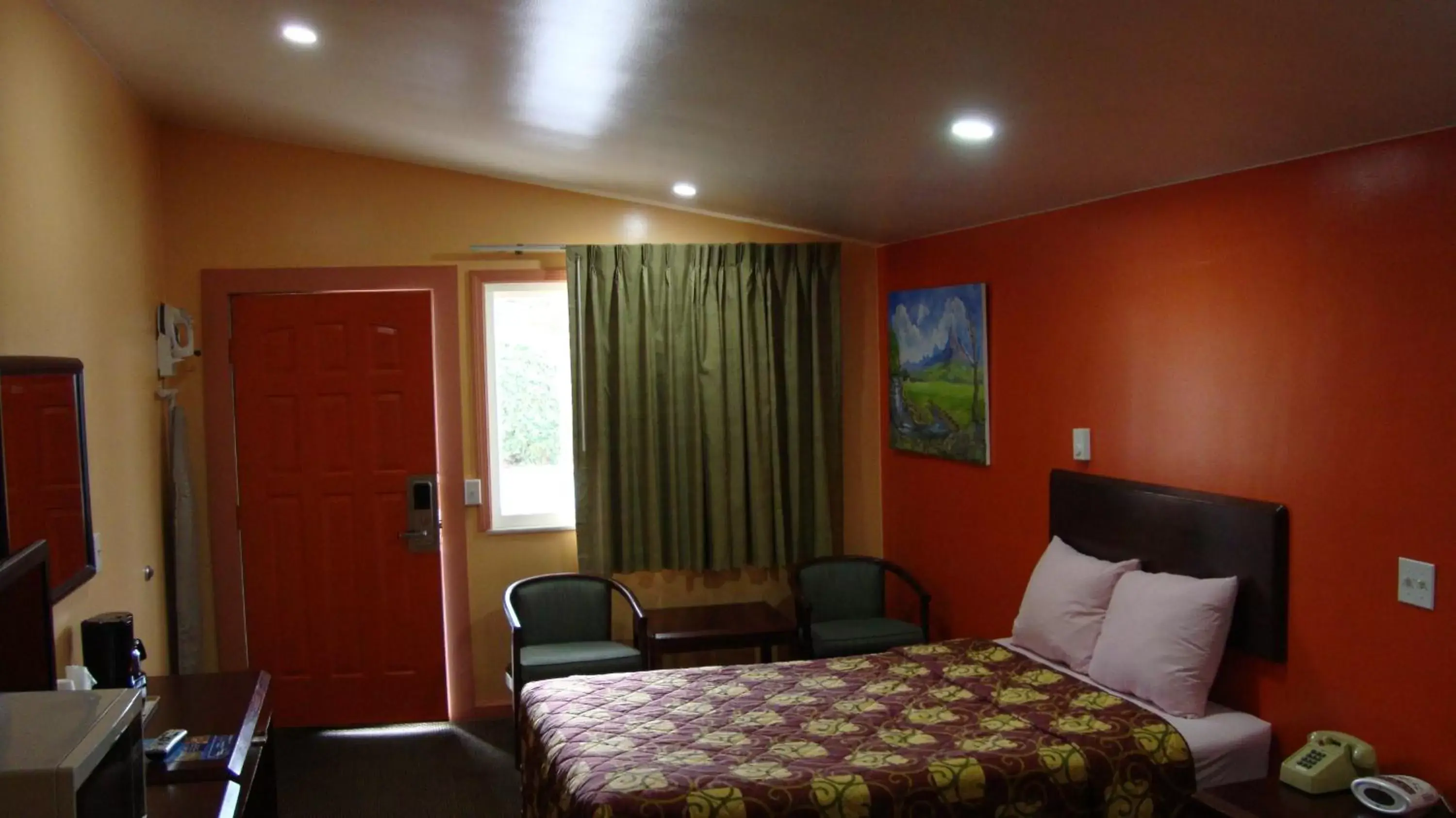 Bedroom in Pinconning Trail Inn Motel