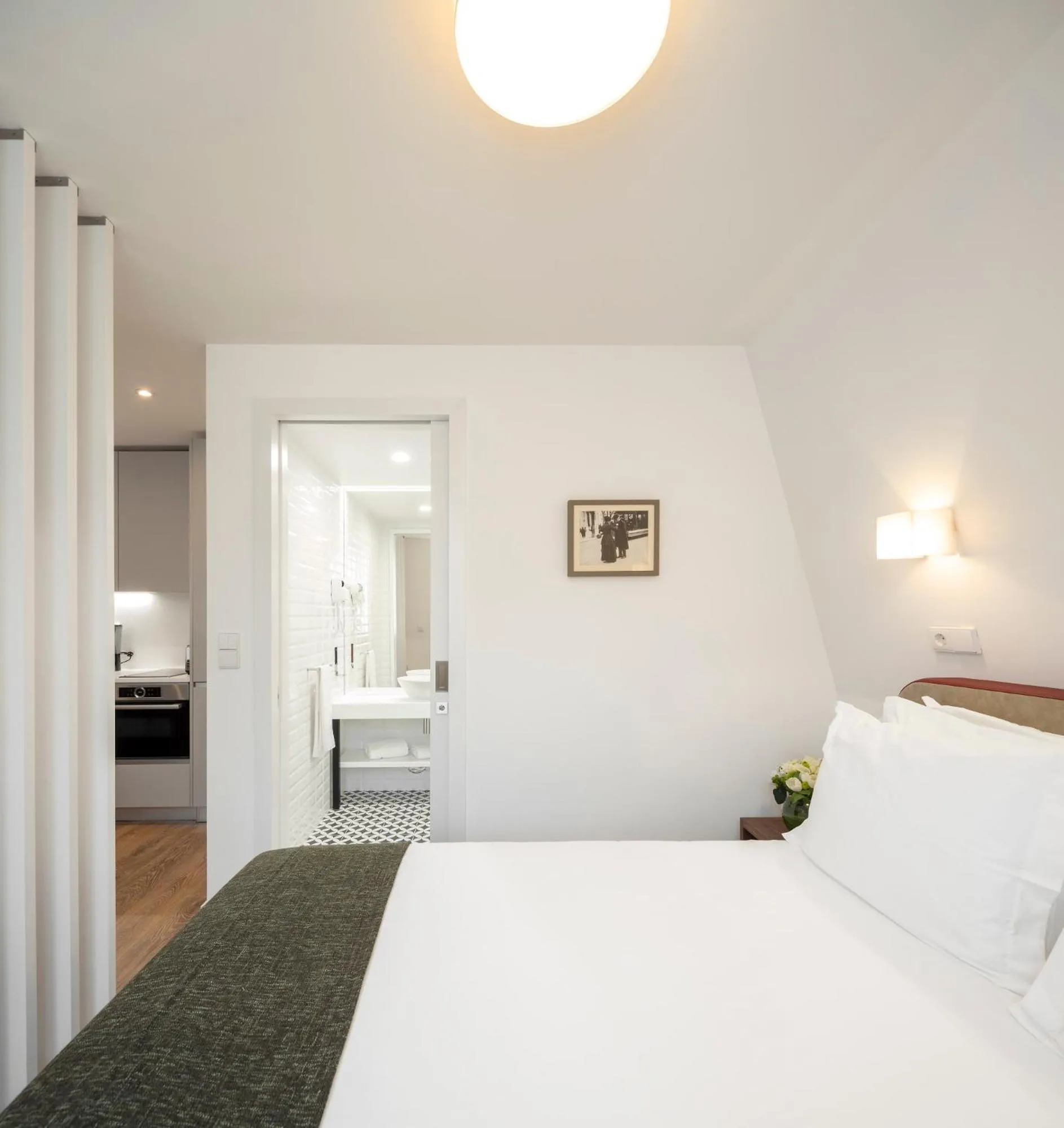 Bedroom, Bed in Lisbon Serviced Apartments - Chiado Emenda