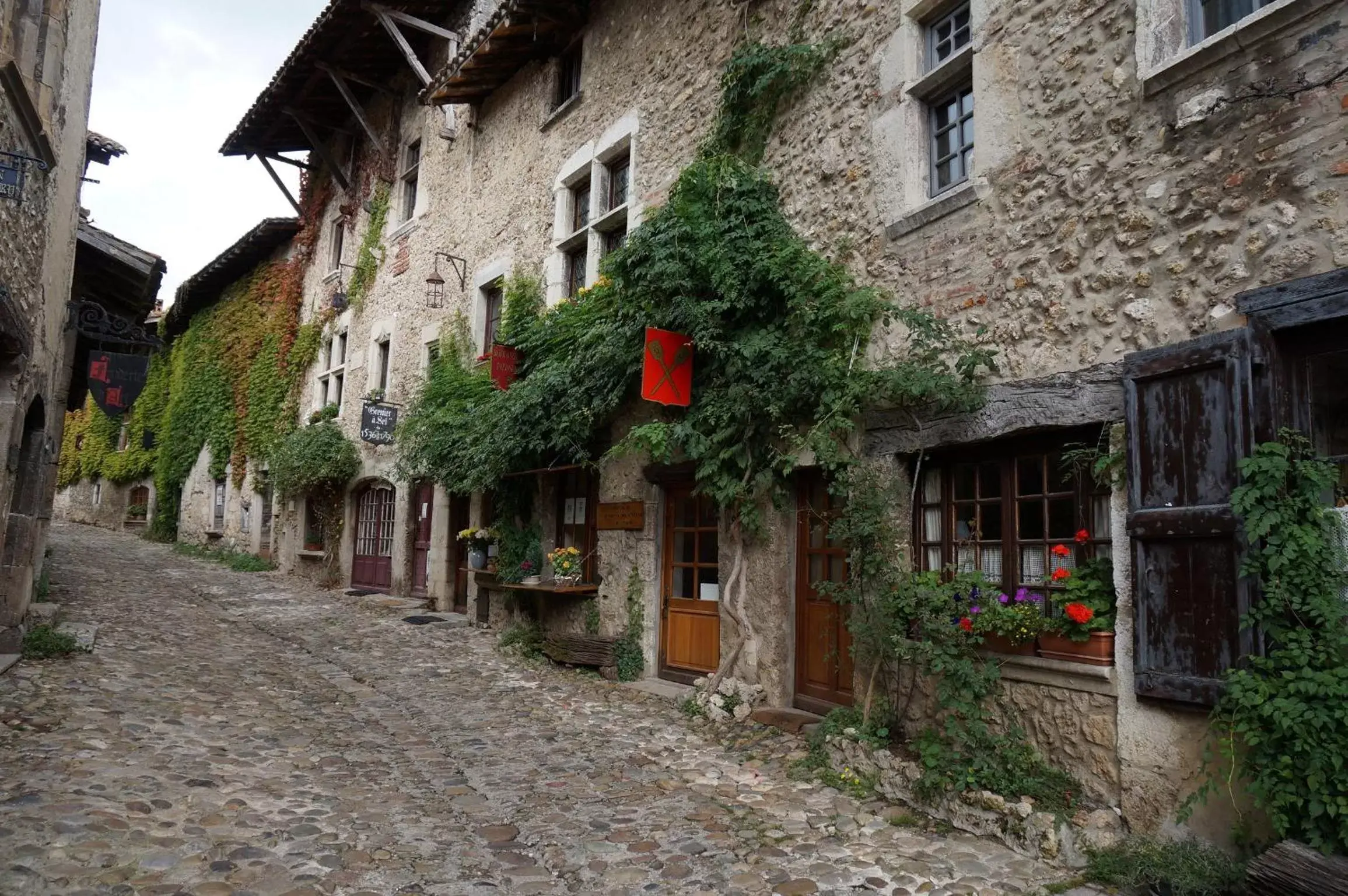 Nearby landmark, Facade/Entrance in Logis Hotel Le Petit Casset