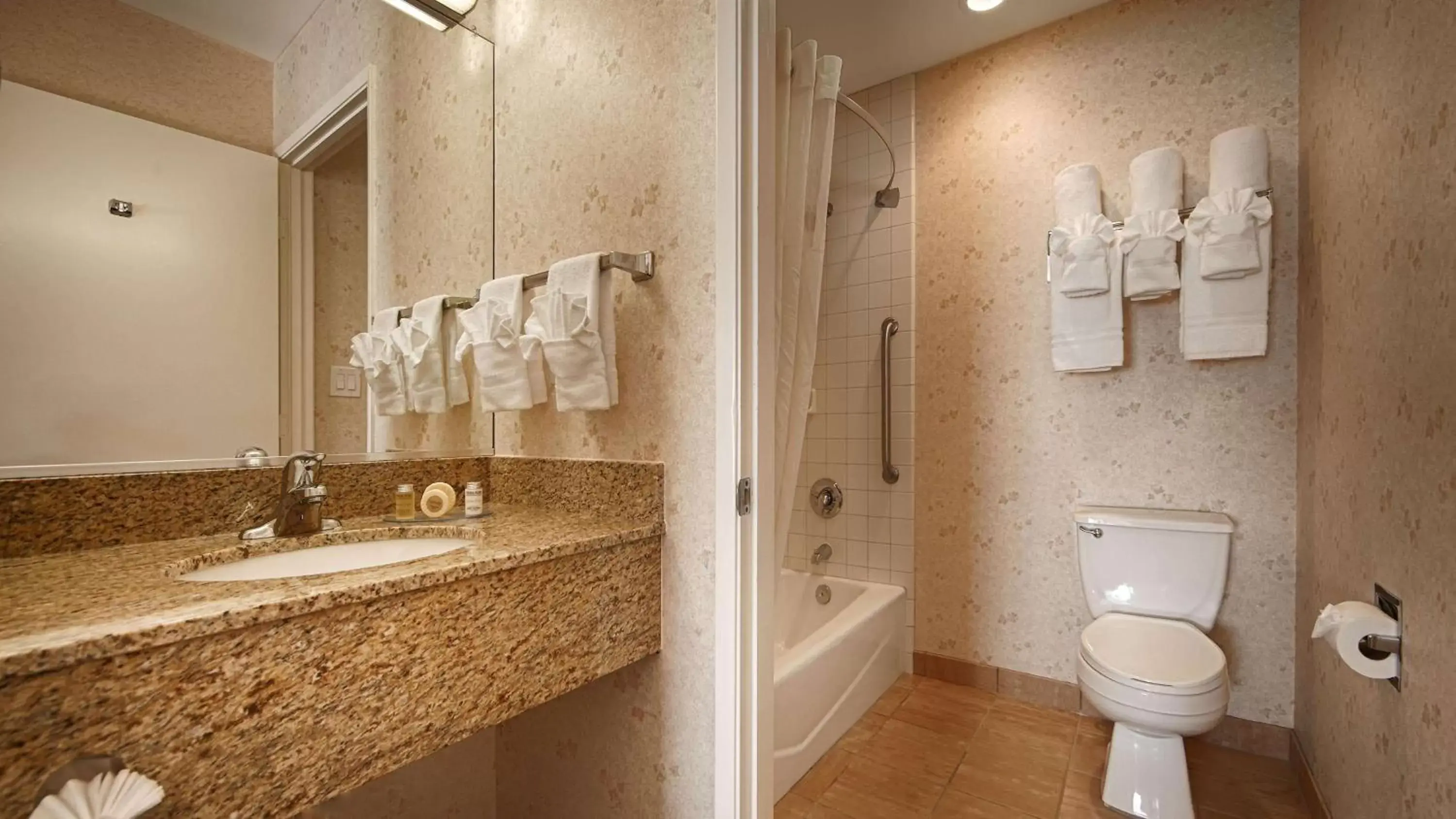 King Room with Mobility Accessible Tub in Lamplighter Inn & Suites at SDSU