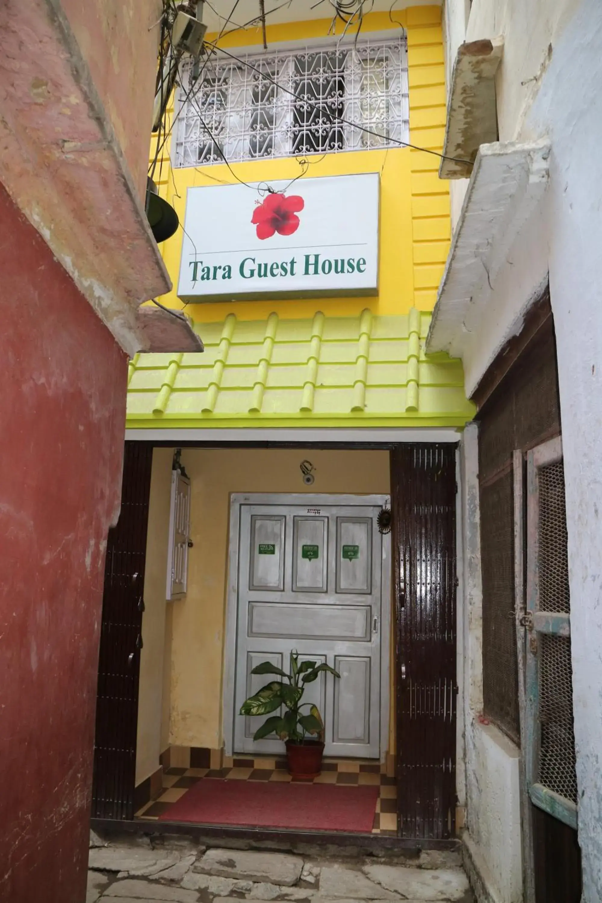 Facade/entrance in Tara Guest House