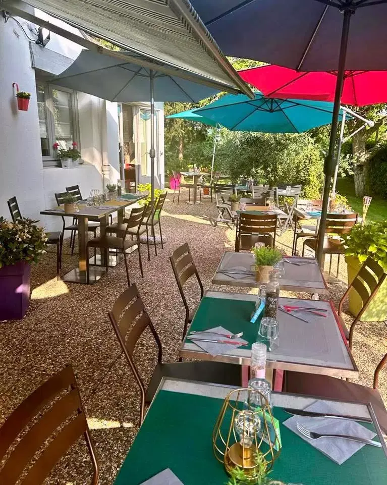Patio, Restaurant/Places to Eat in Campanile Cergy-Pontoise