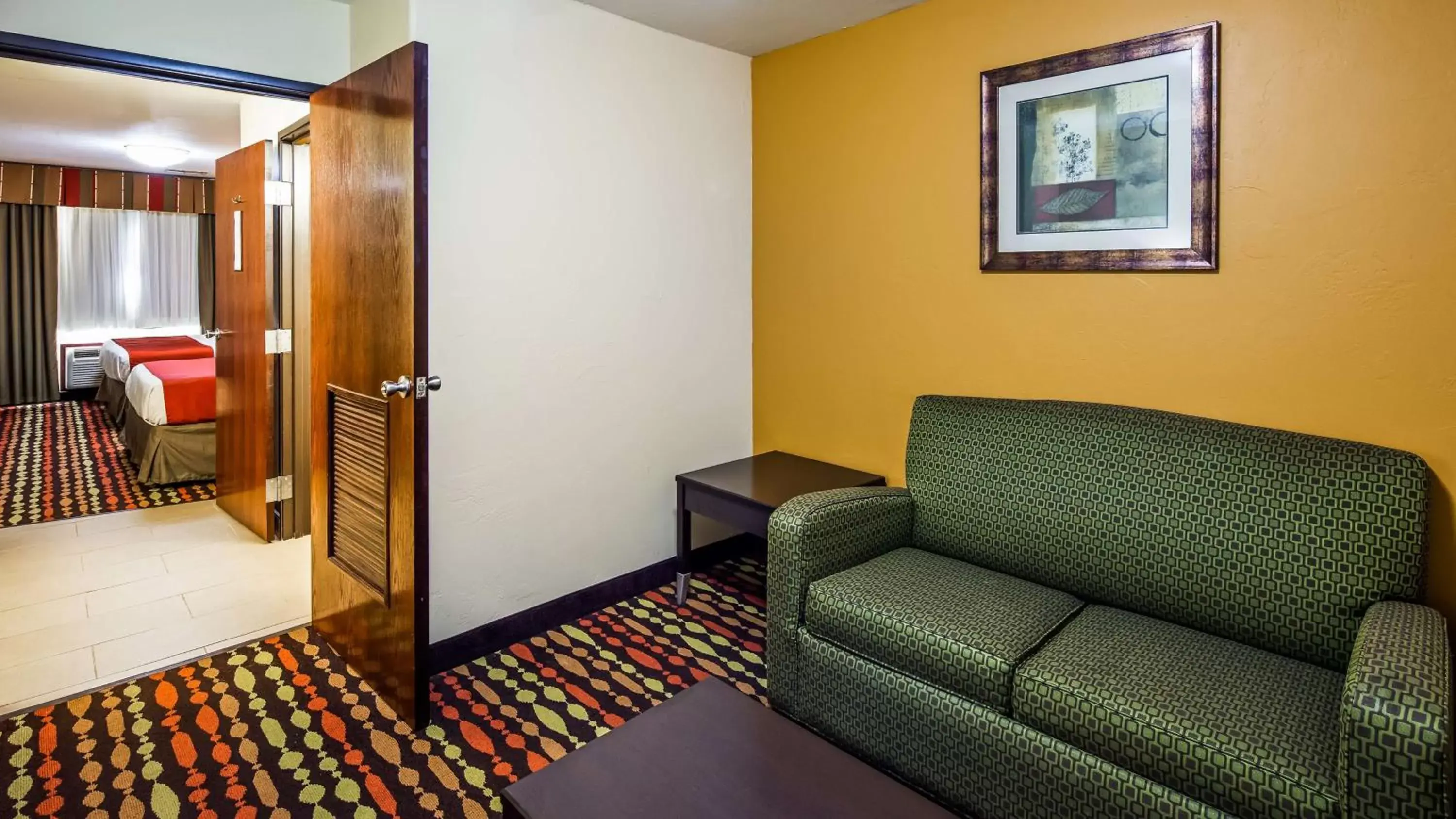 Photo of the whole room, Seating Area in Best Western Greentree Inn & Suites