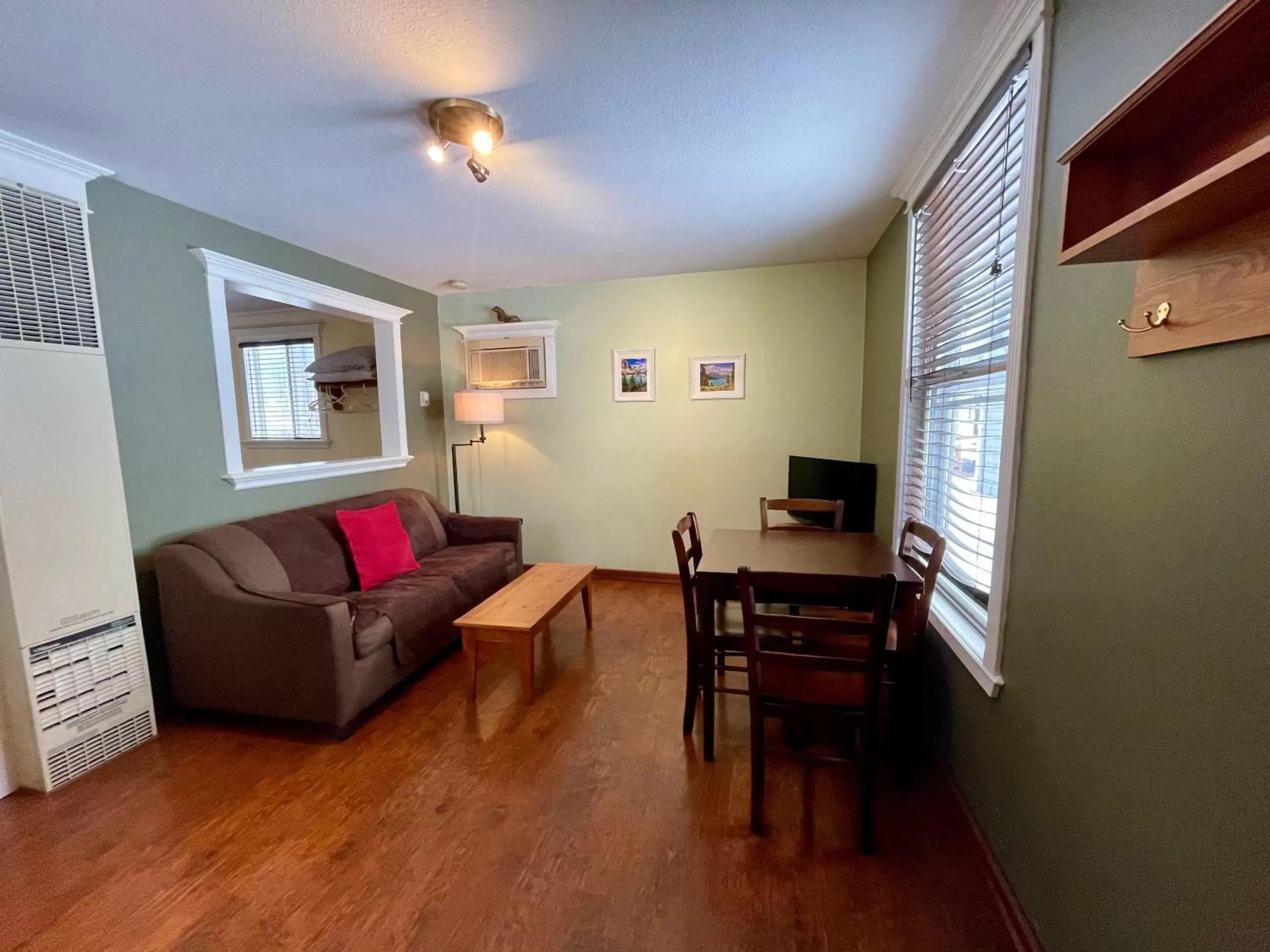 Living room, Seating Area in Brookside Motel