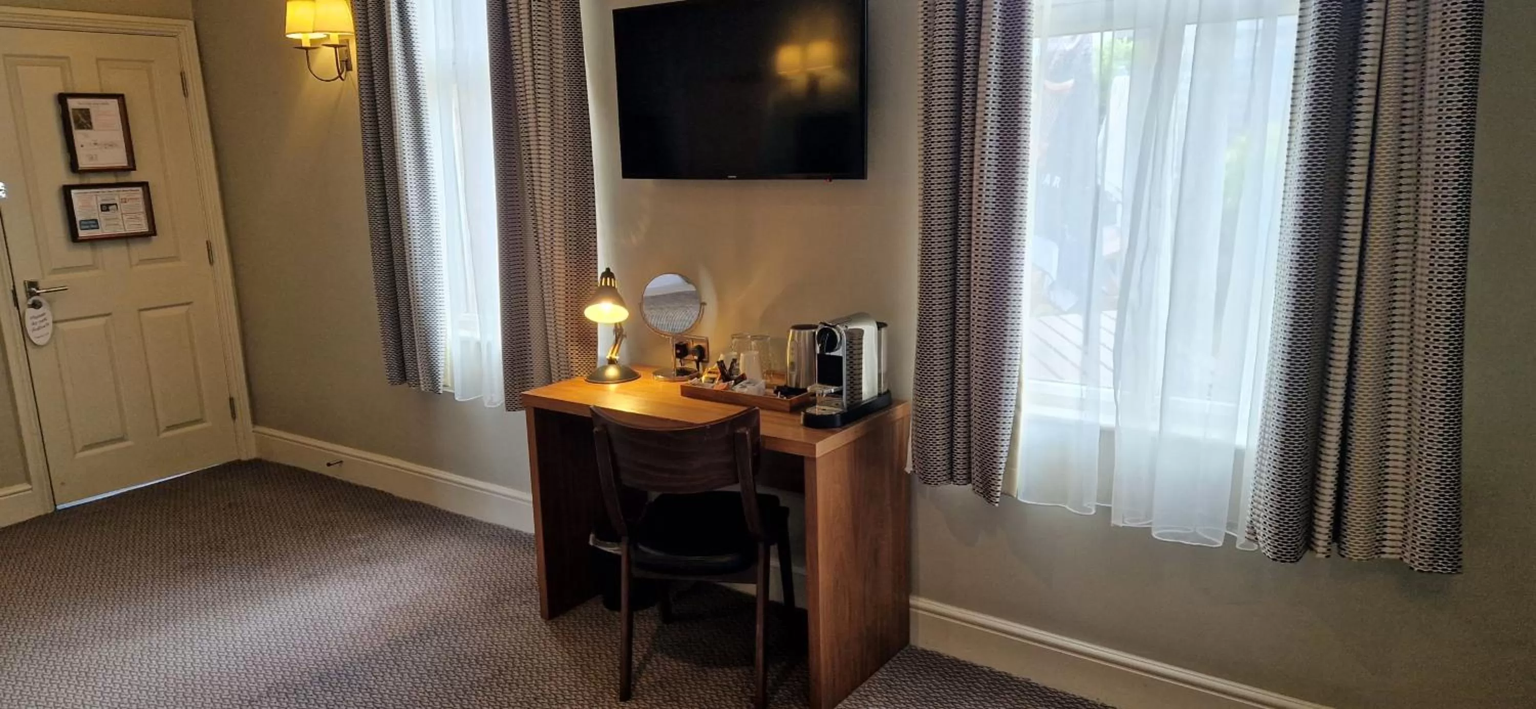 TV and multimedia in The Cross-Keys Hotel