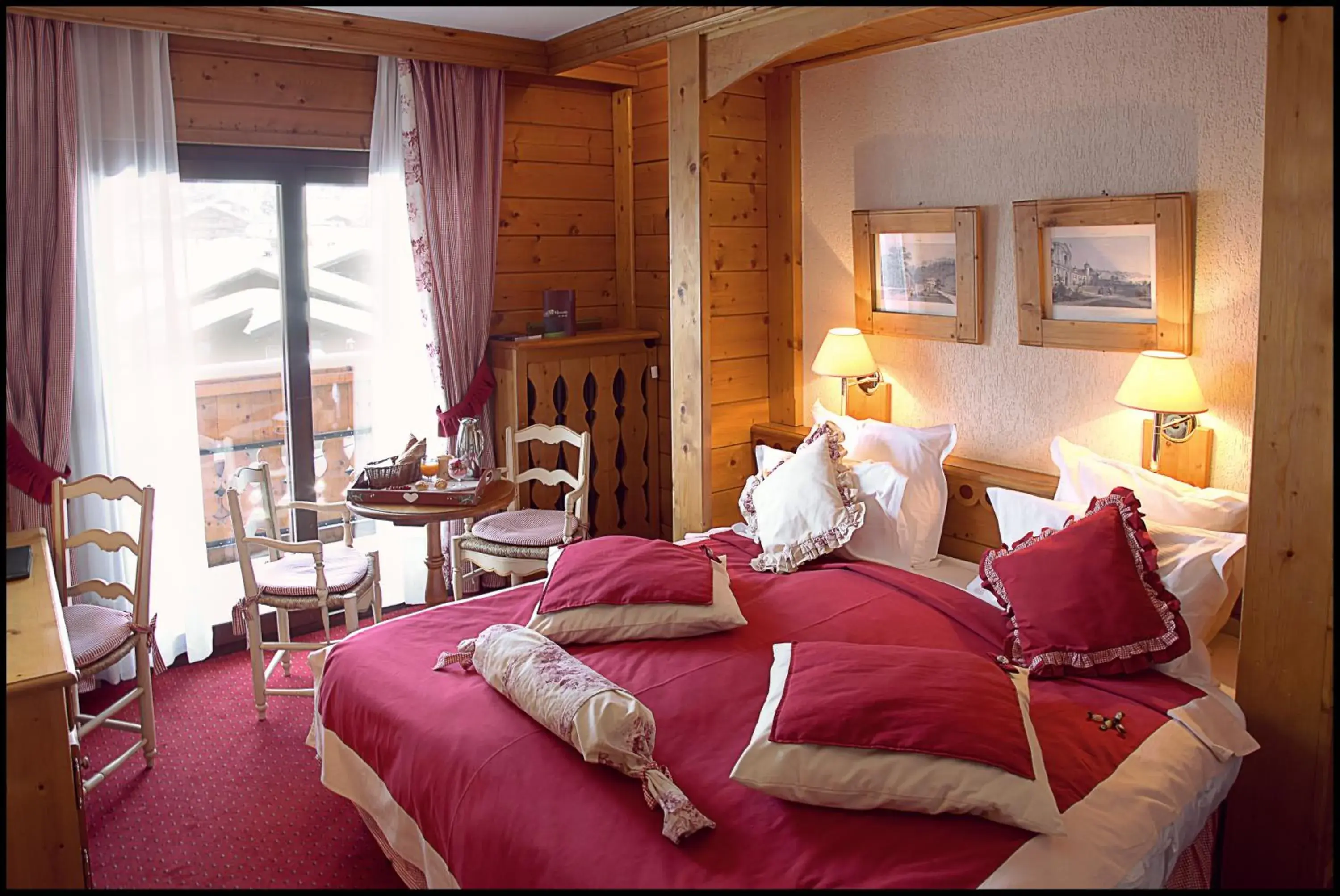 Photo of the whole room, Bed in Chalet-Hotel La Marmotte, La Tapiaz & SPA, The Originals Relais (Hotel-Chalet de Tradition)