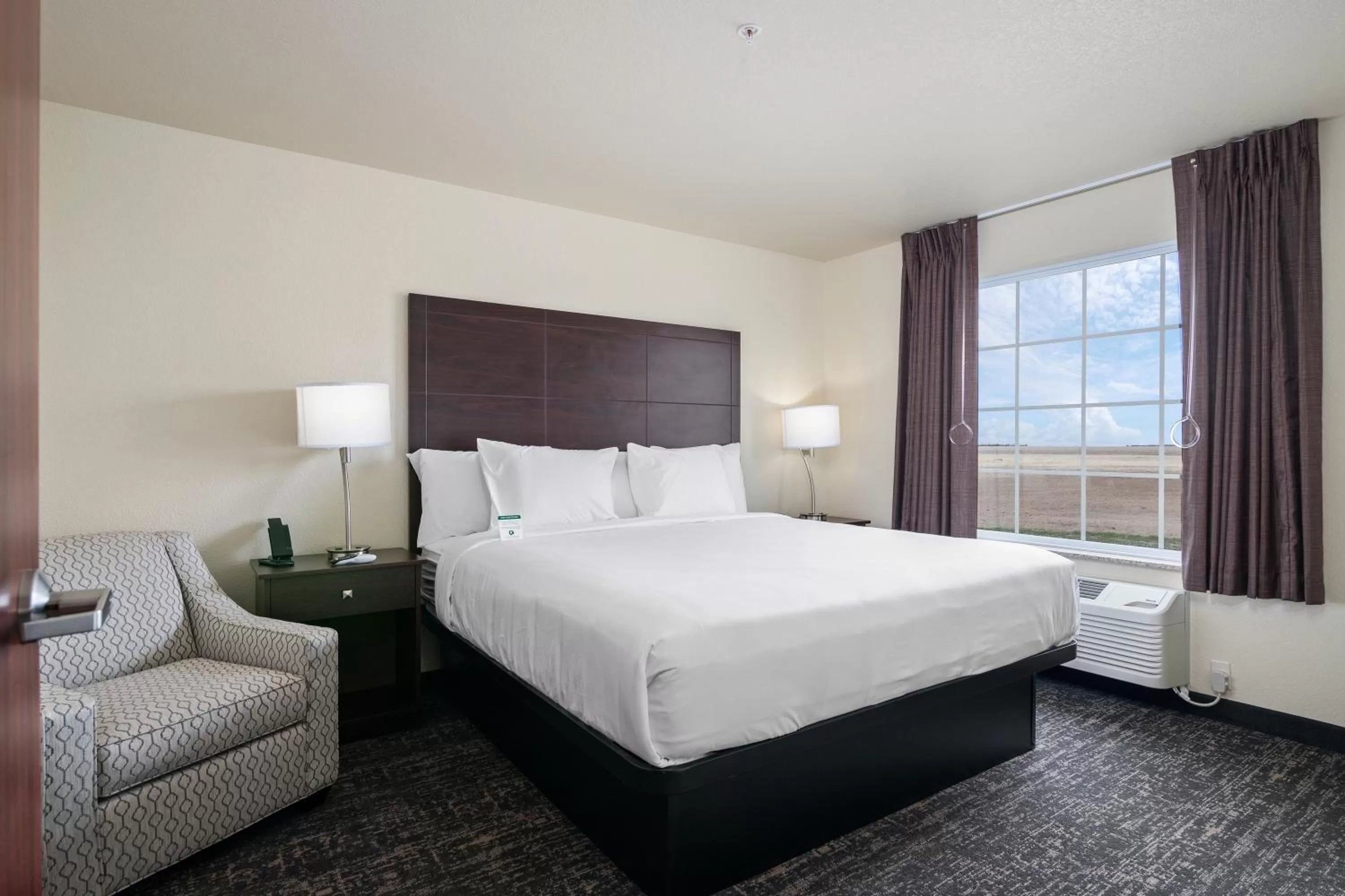 Bed in Cobblestone Inn & Suites - Yuma