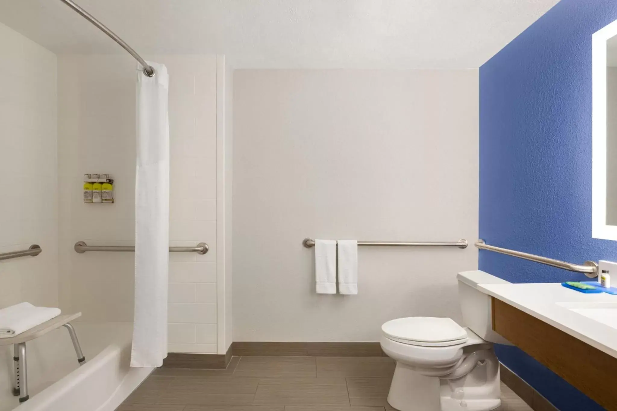 Photo of the whole room, Bathroom in Holiday Inn Express Vero Beach-West I-95, an IHG Hotel