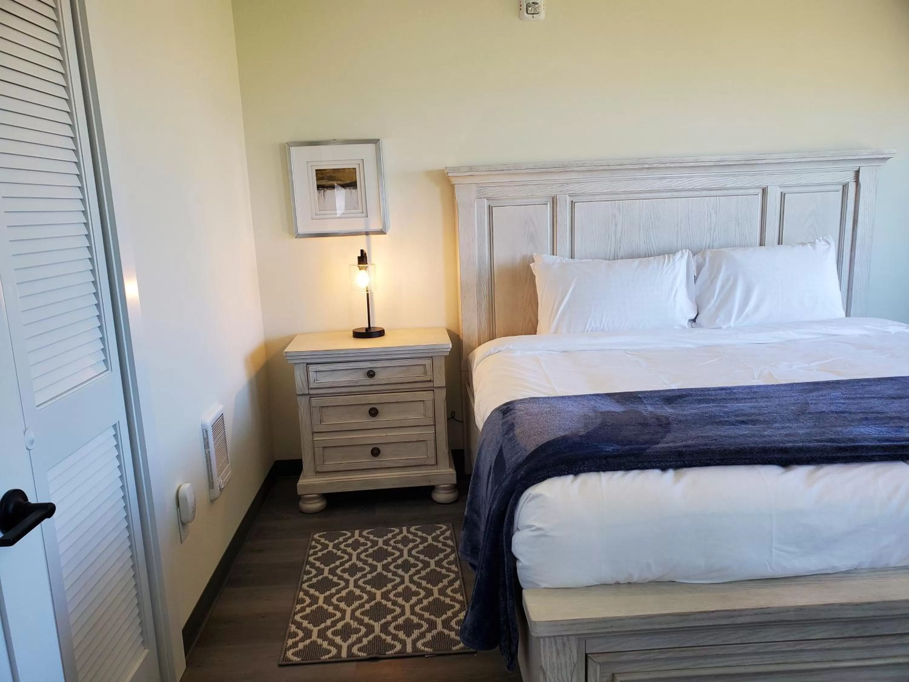 Bed in Moonstone Beach Motel