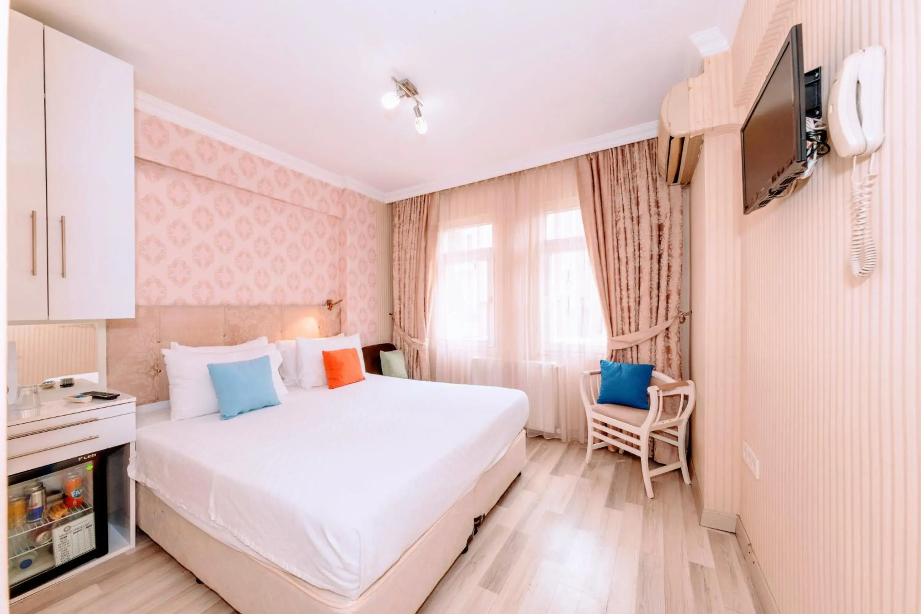 Photo of the whole room, Bed in Walnut Shell Hotel Sultanahmet