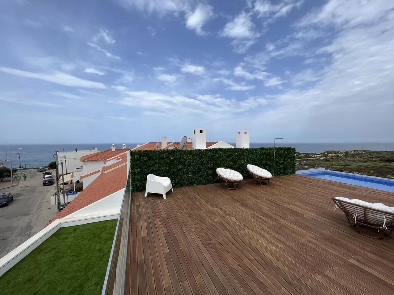 Swimming pool in Alojamento White Rose Boutique