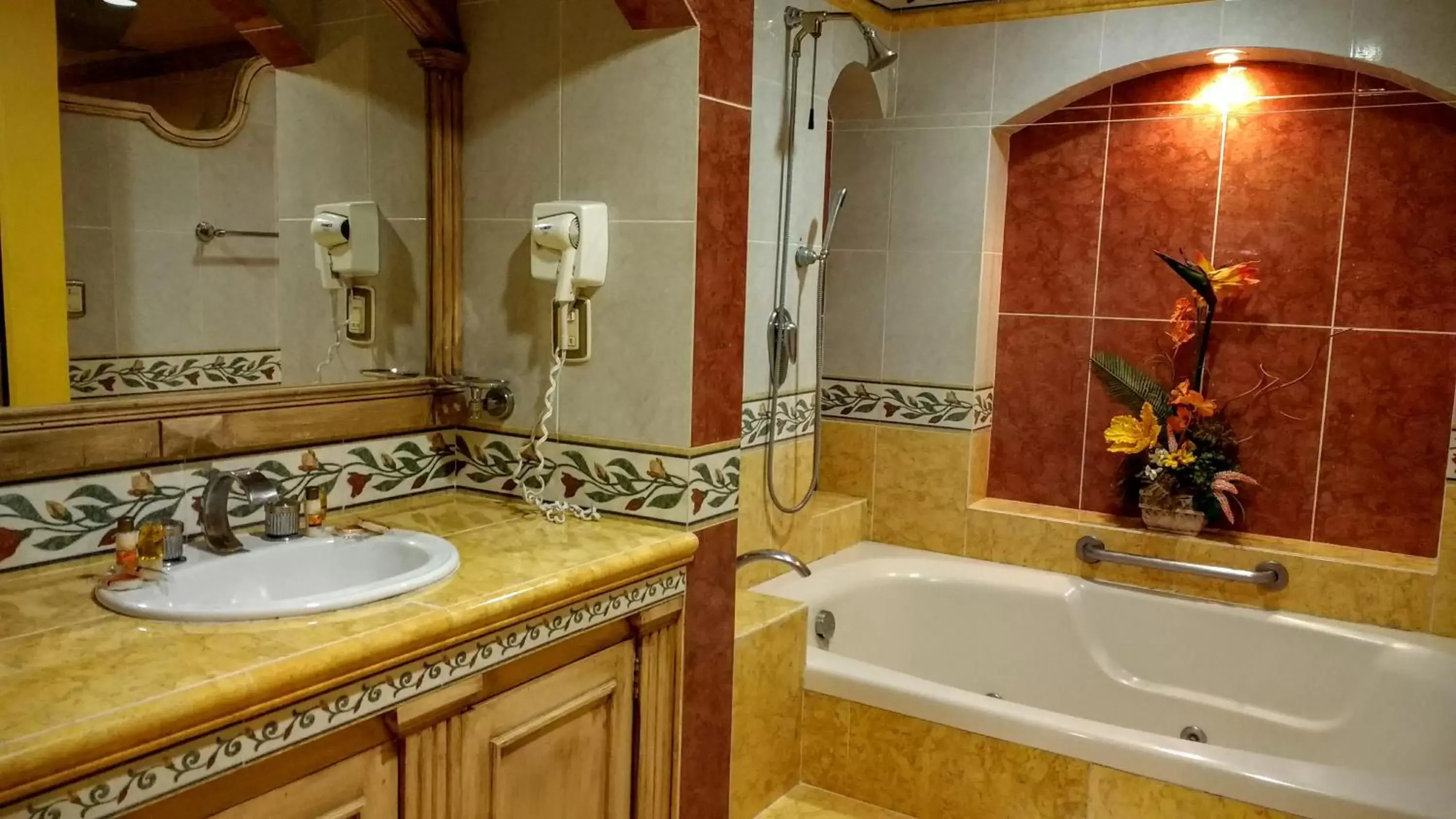 Hot Tub, Bathroom in Suites Flamboyanes