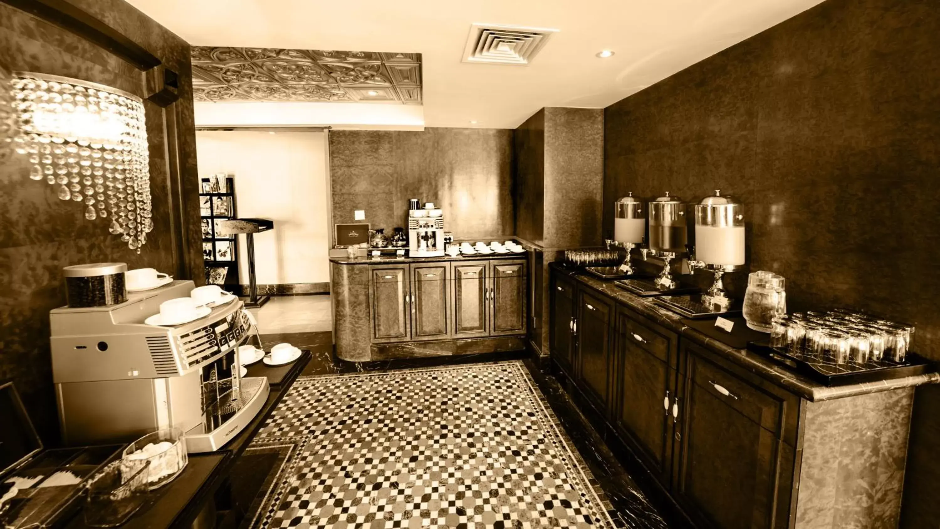 Food and drinks, Kitchen/Kitchenette in Paramount Gallery Hotel