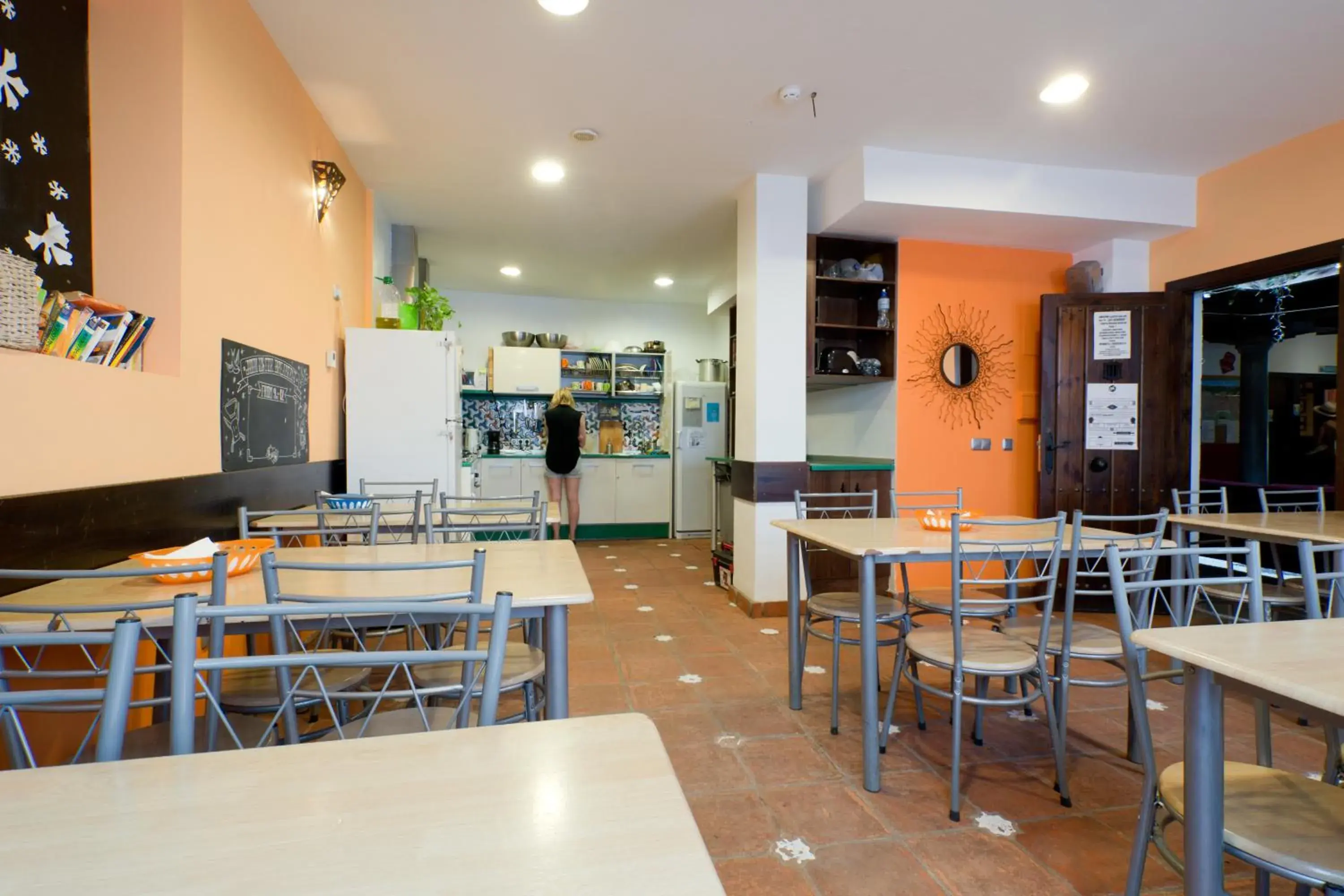 Kitchen or kitchenette, Restaurant/Places to Eat in Oasis Backpackers' Hostel Granada