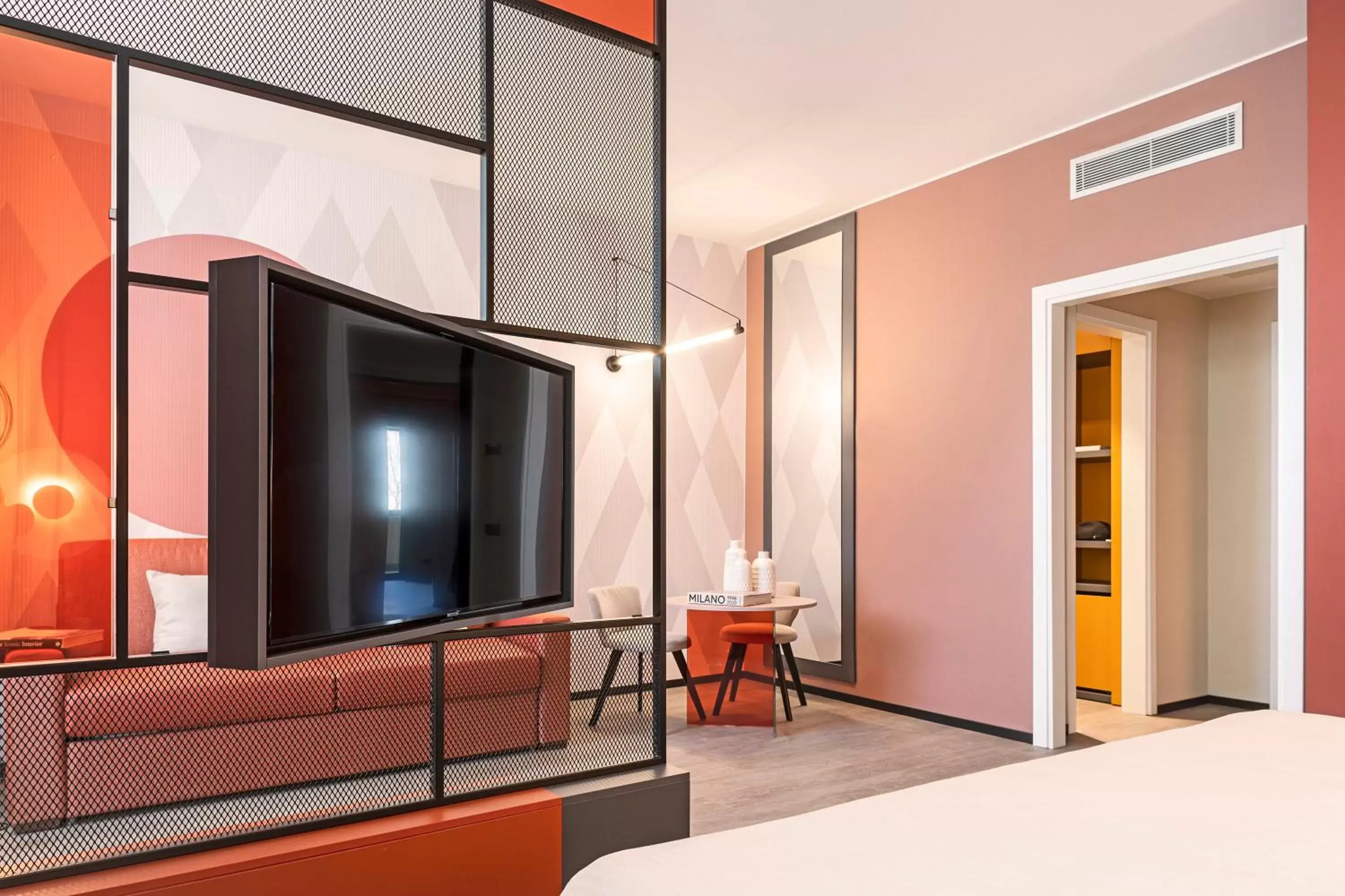 Bedroom, TV/Entertainment Center in Quark Hotel Milano