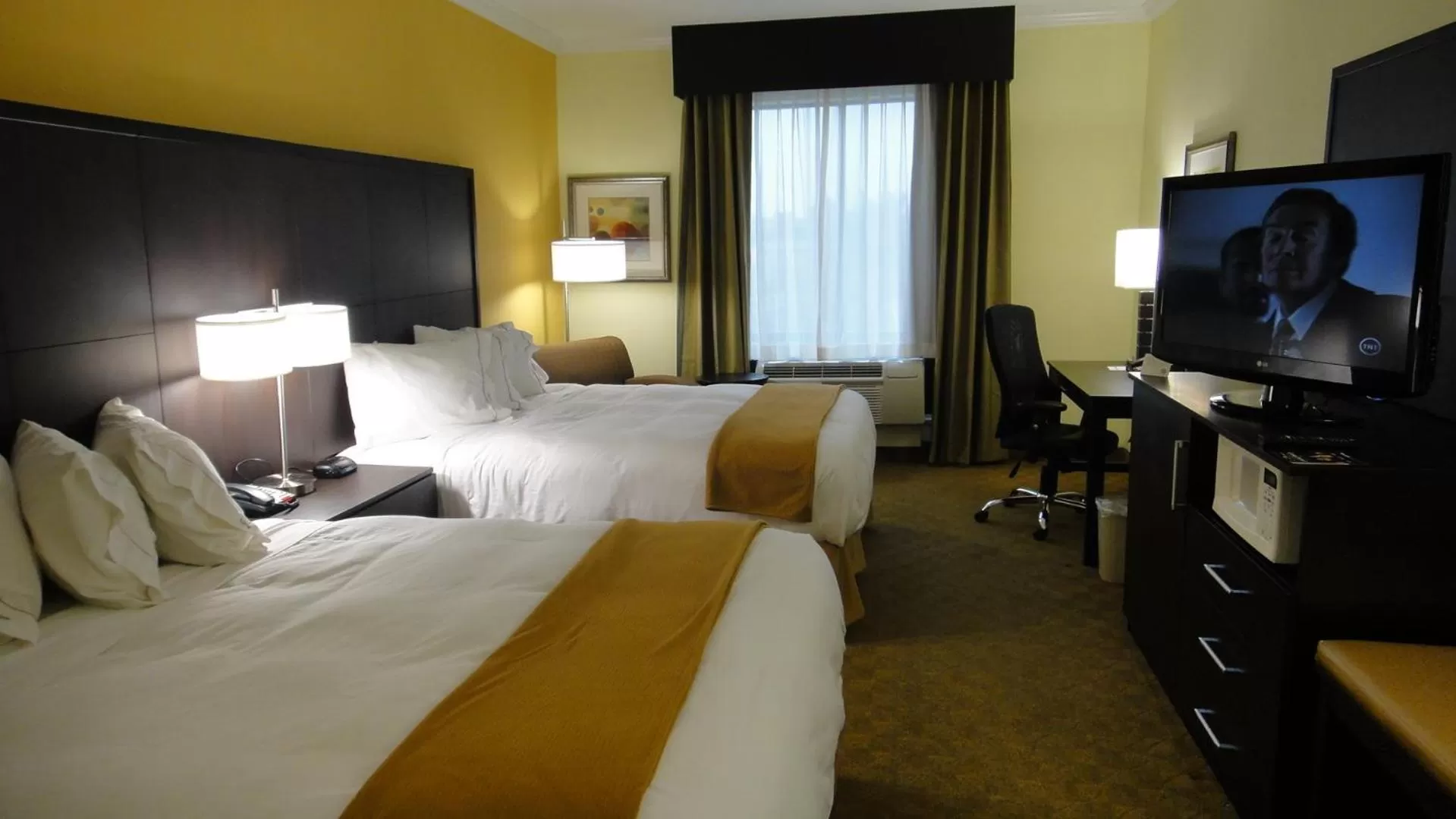 Bed in Holiday Inn Express Hotel & Suites Houston North Intercontinental by IHG