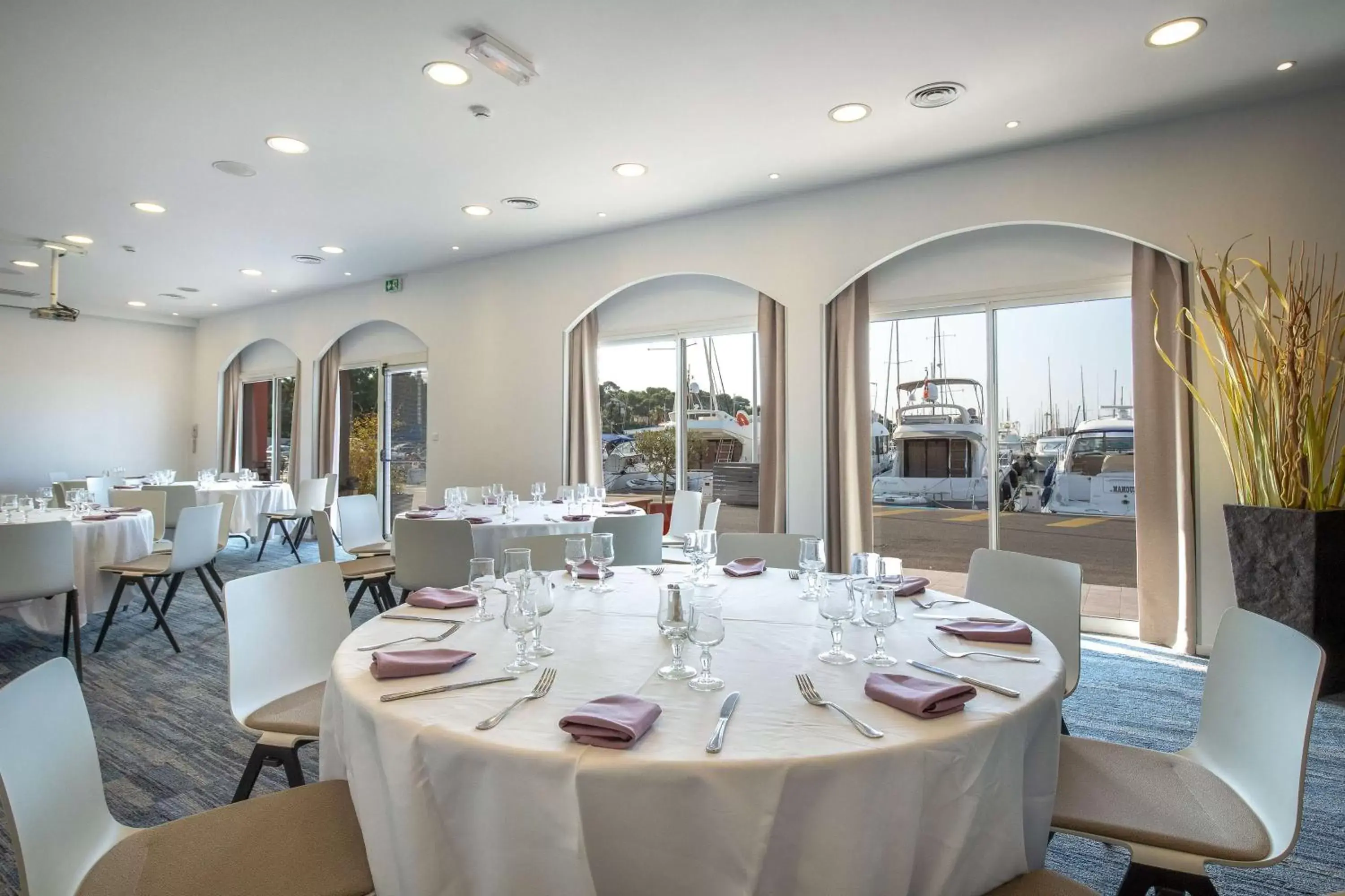 Restaurant/places to eat, Banquet Facilities in Best Western Plus La Marina