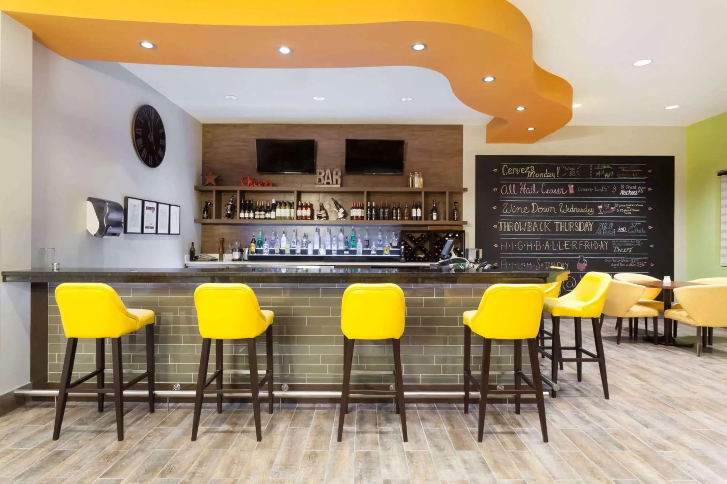 Restaurant/places to eat, Lounge/Bar in Wyndham Garden Edmonton Airport