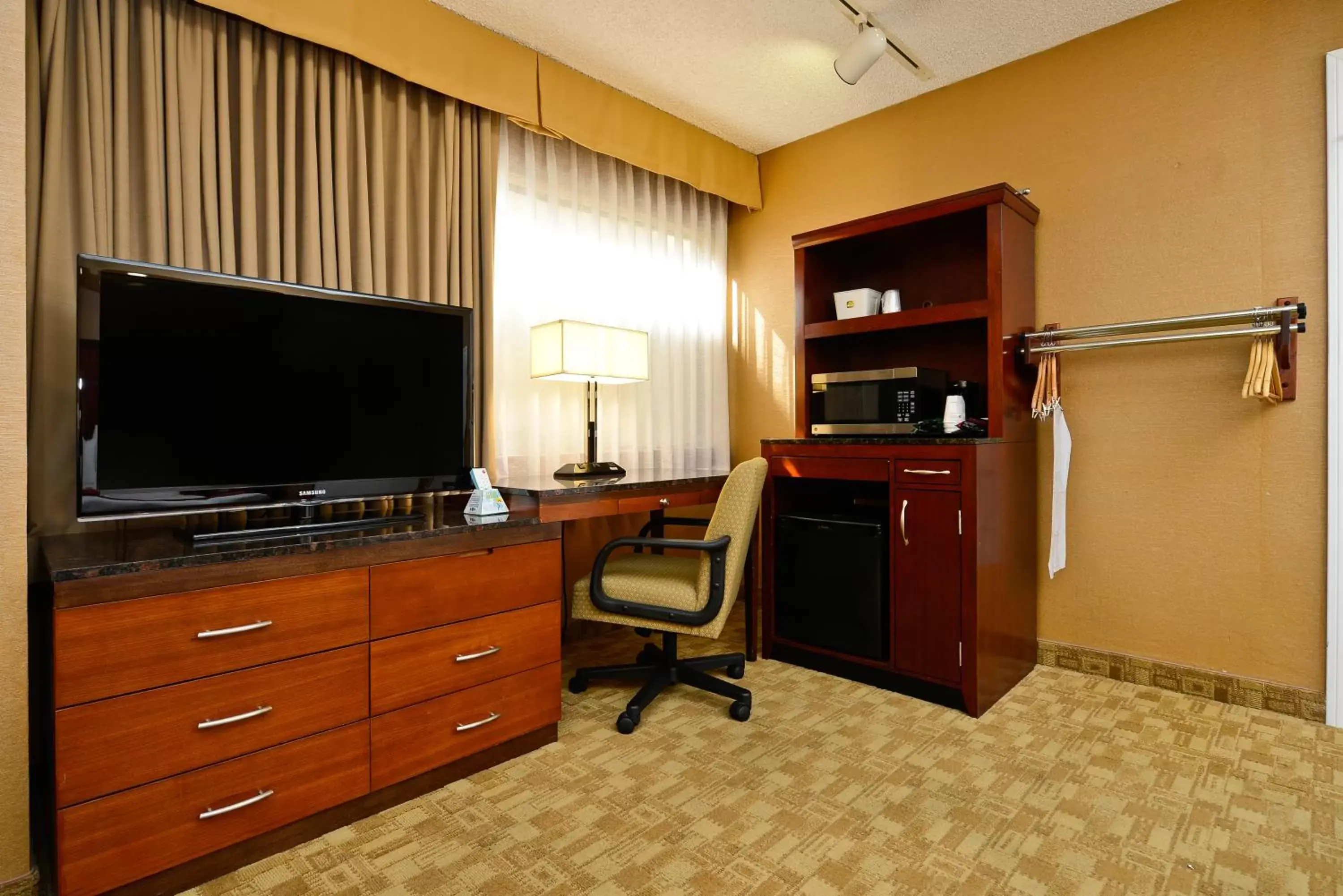 TV and multimedia, TV/Entertainment Center in Best Western Inn at Palm Springs