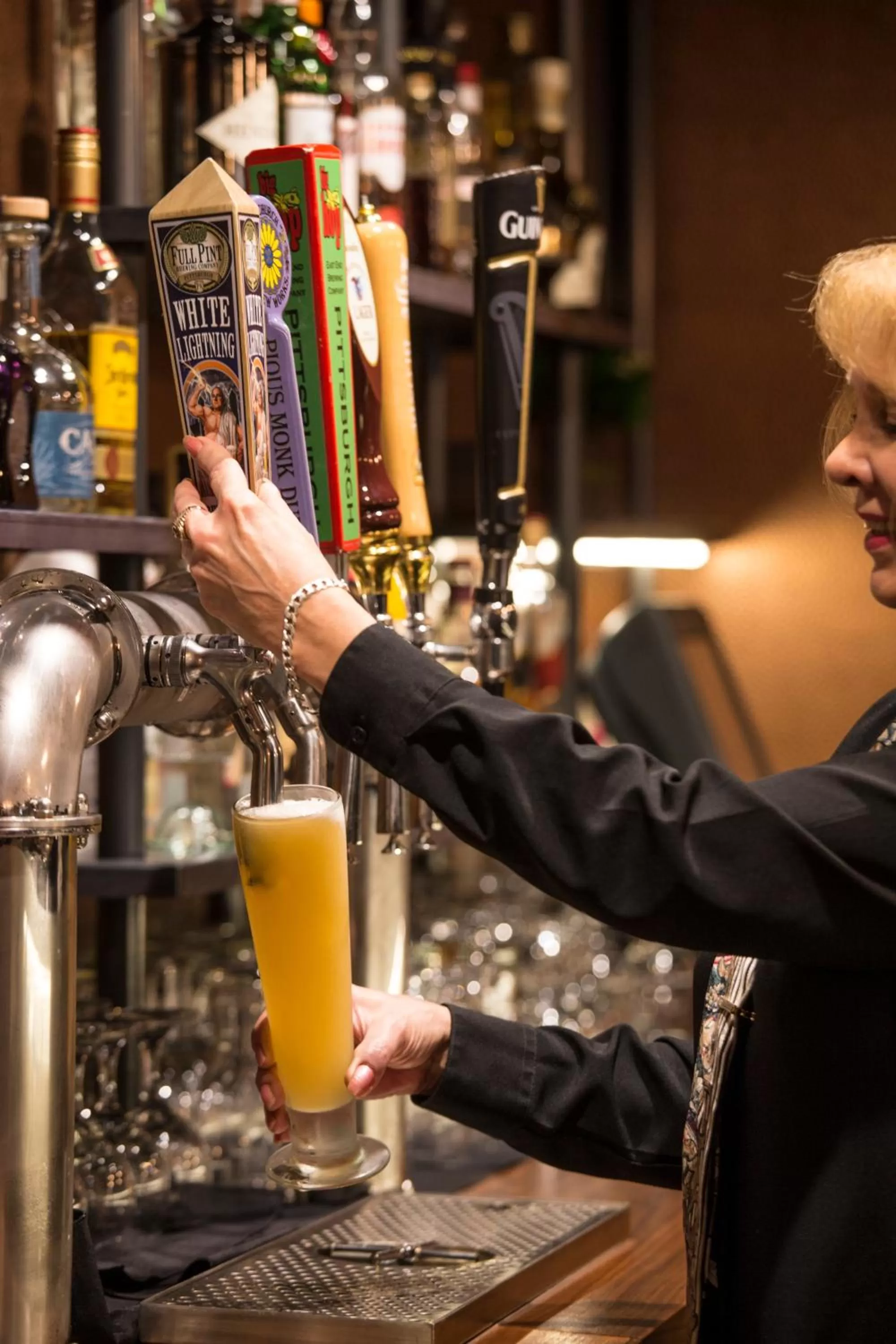 Lounge or bar in Crowne Plaza Hotel and Suites Pittsburgh South by IHG