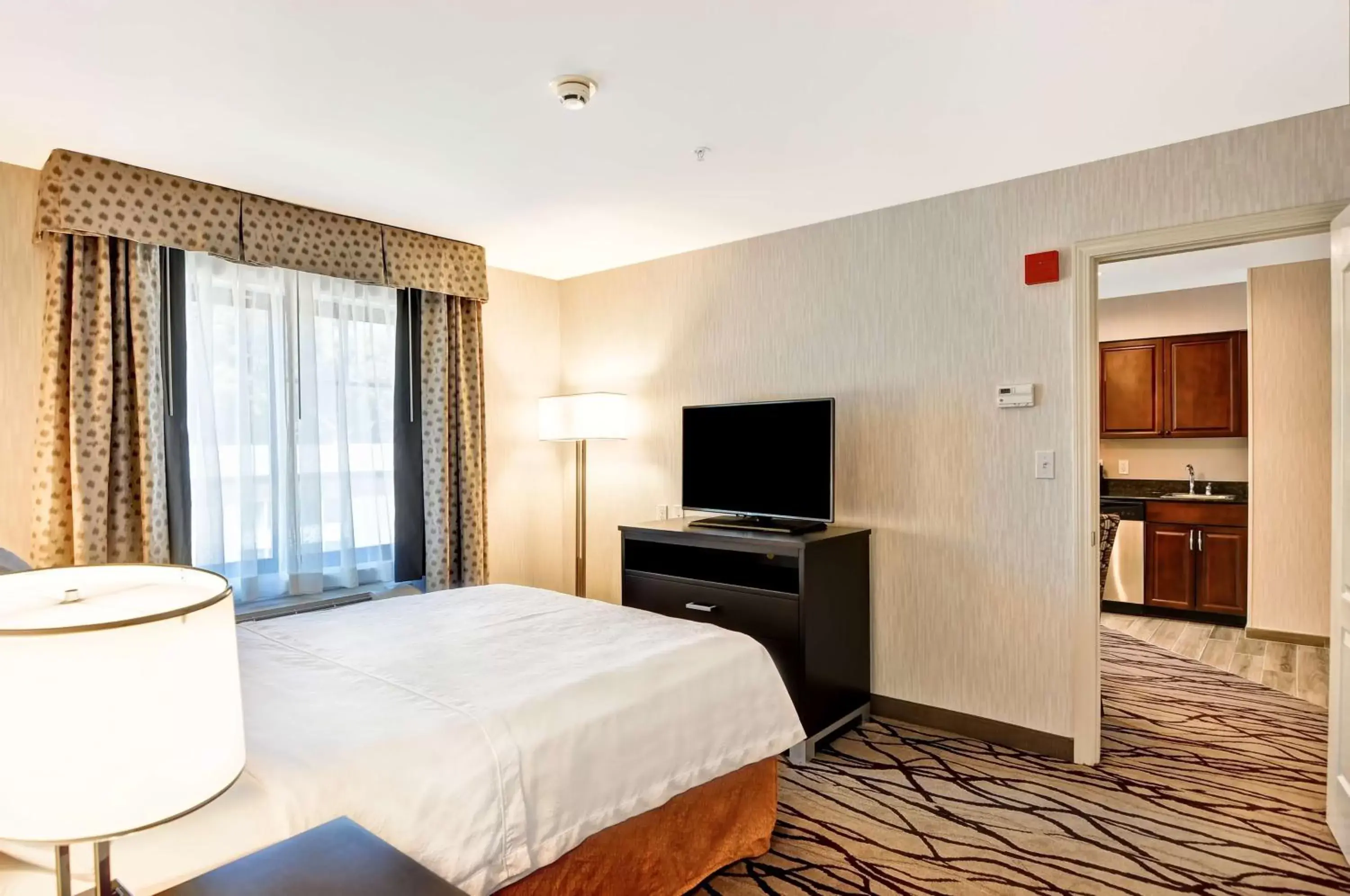 Bed, TV/Entertainment Center in Homewood Suites by Hilton Boston Cambridge-Arlington, MA